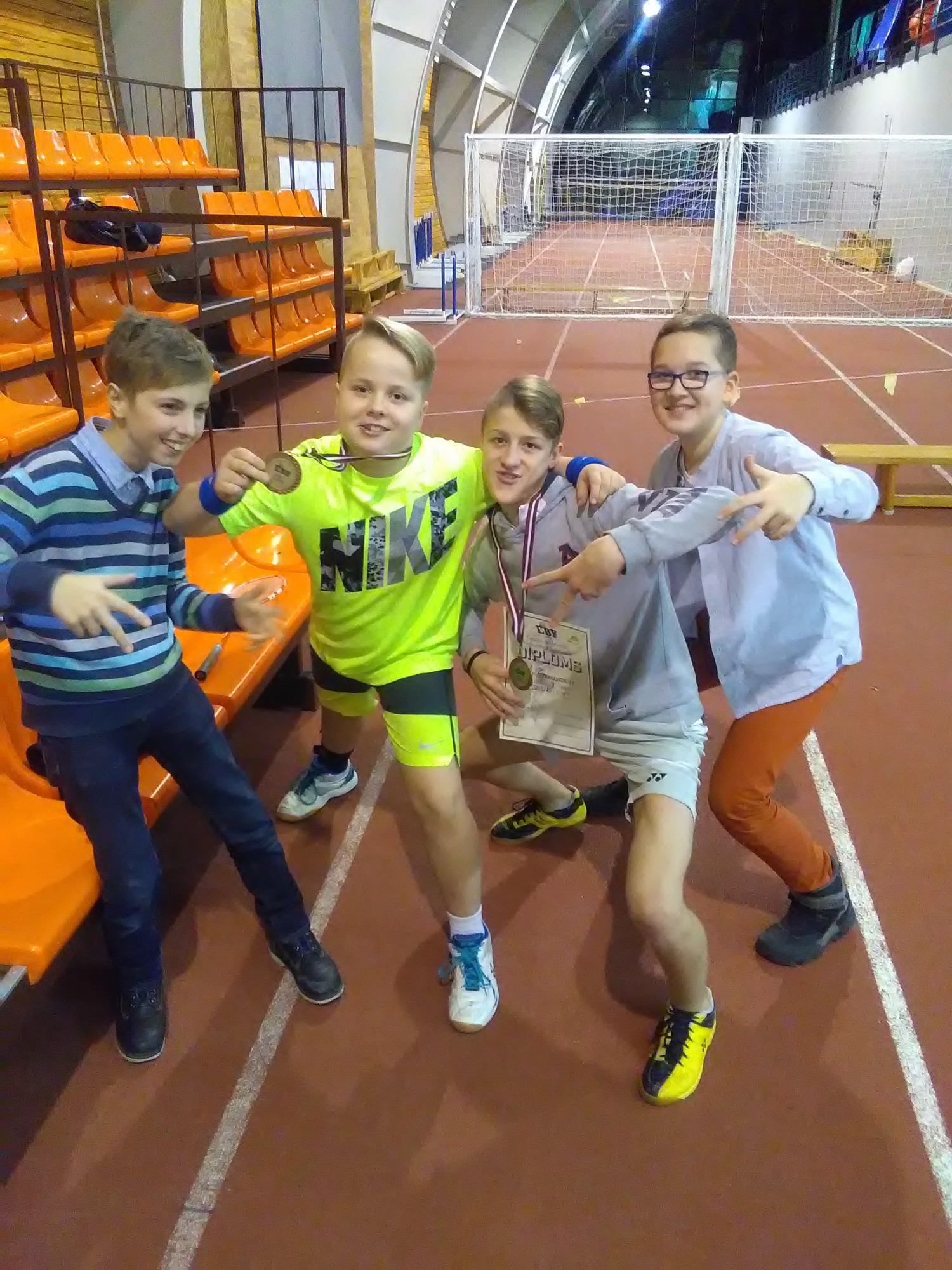 Jaunie badmintonisti izcīna medaļas
