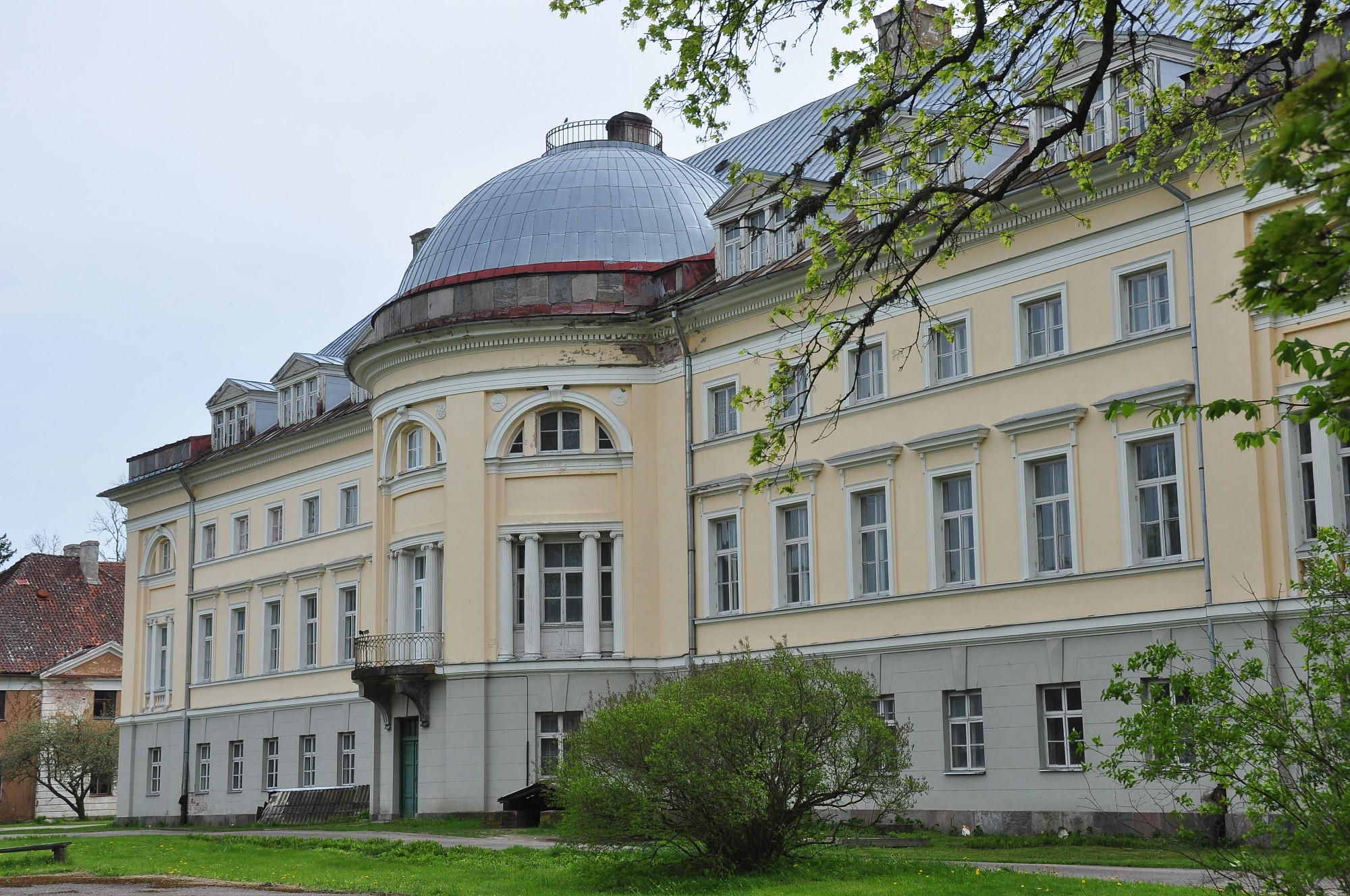Kazdangas pilī atjauno zāles logus