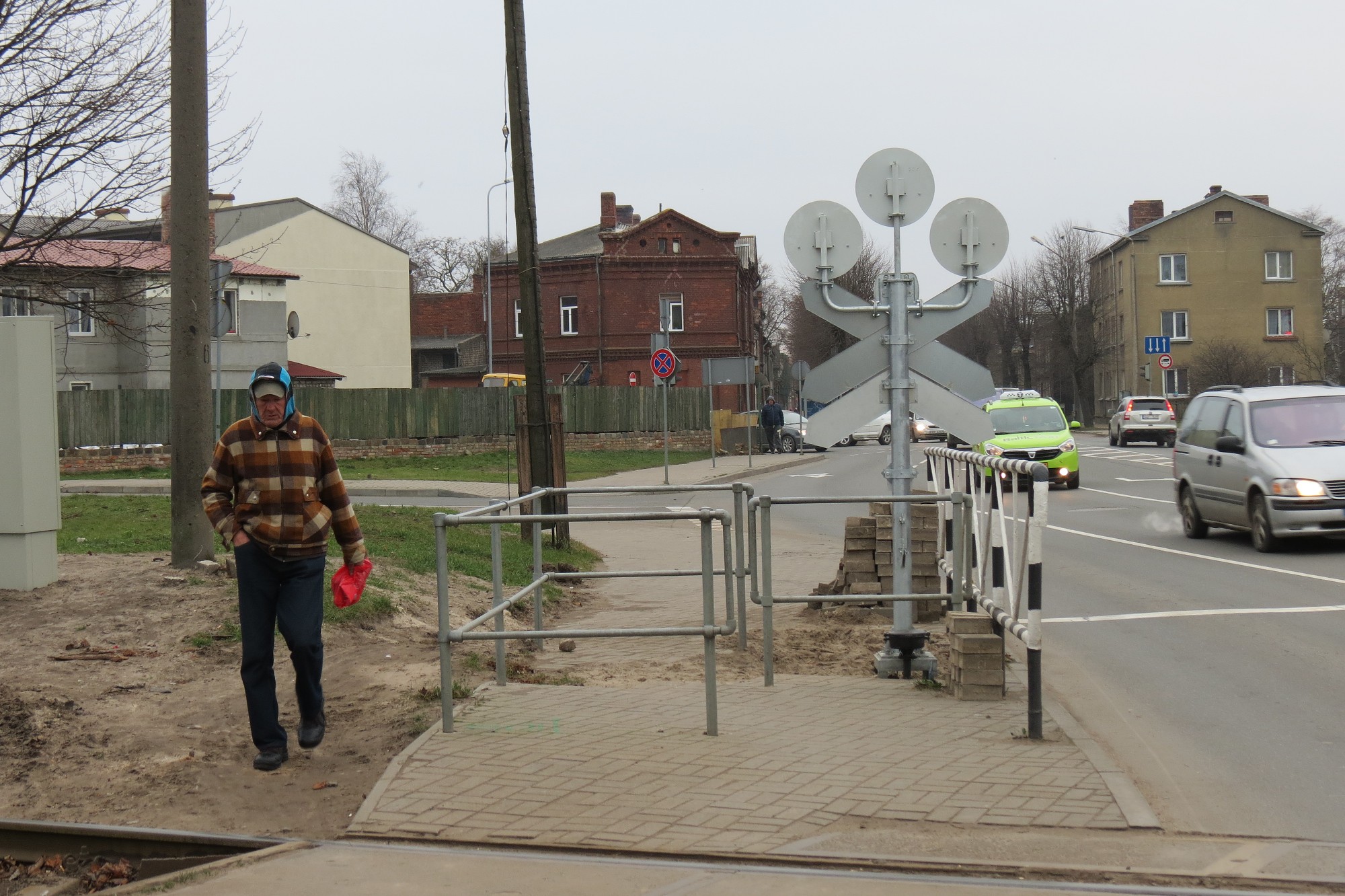 Šķērsli velosipēdistiem un māmiņām ar ratiņiem sola pārbīdīt