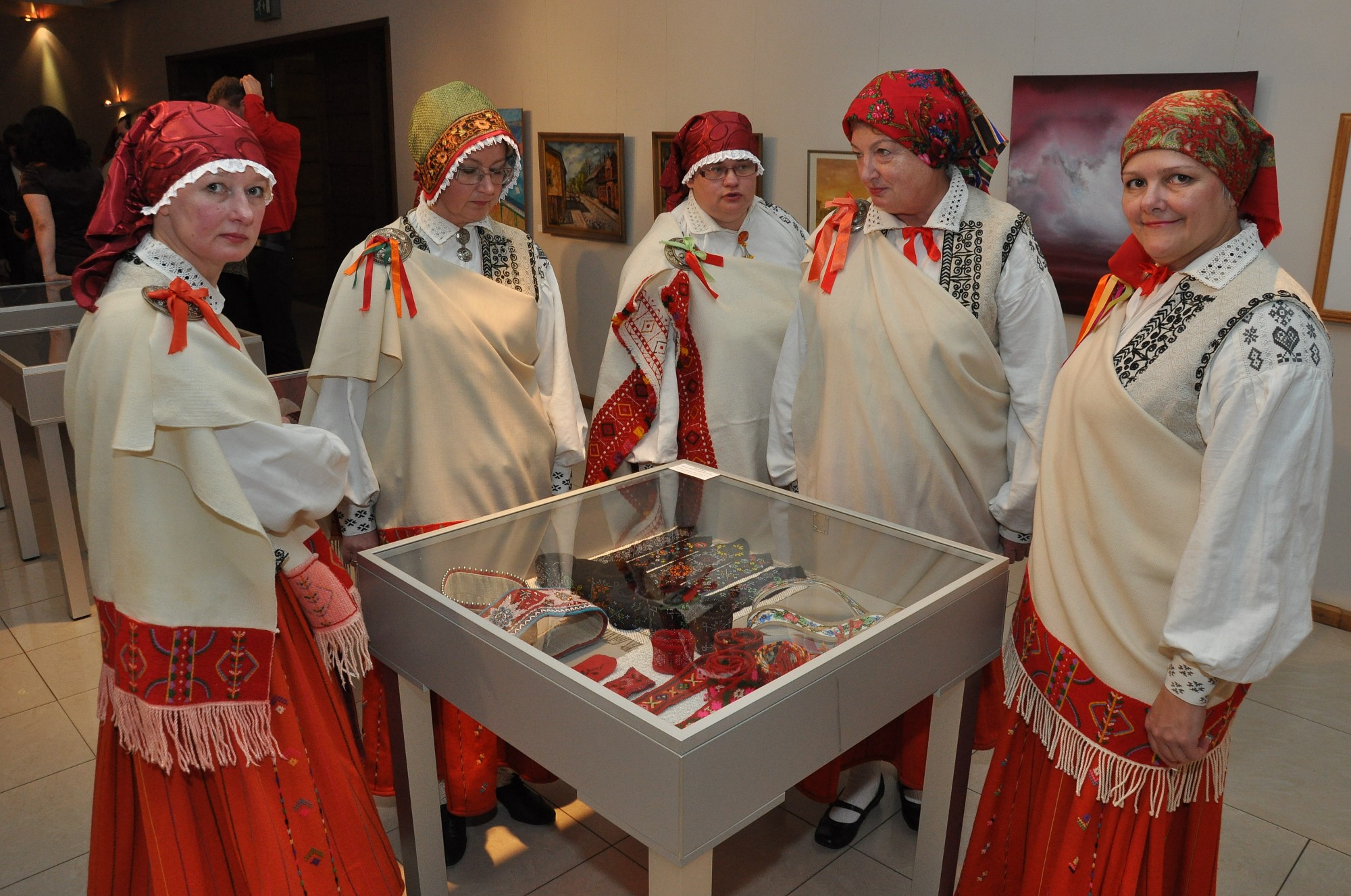 Zemu paklanāmies Barontēva priekšā