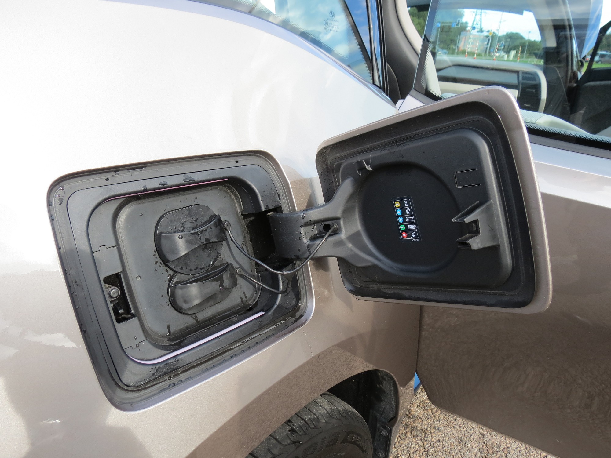 Papildināts – Dos vietu gan elektrouzlādes stacijas, gan stāvvietas izveidei