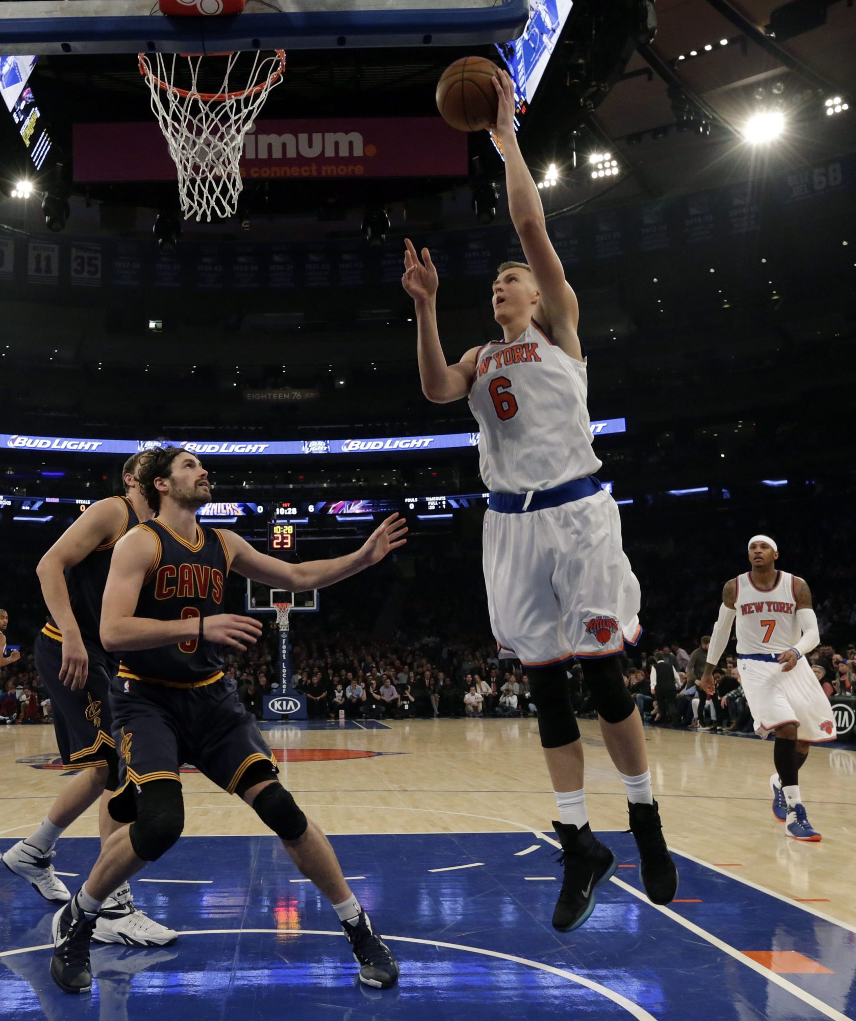 Porziņģim 11+7, “Knicks” galotnē piekāpjas “Cavaliers”