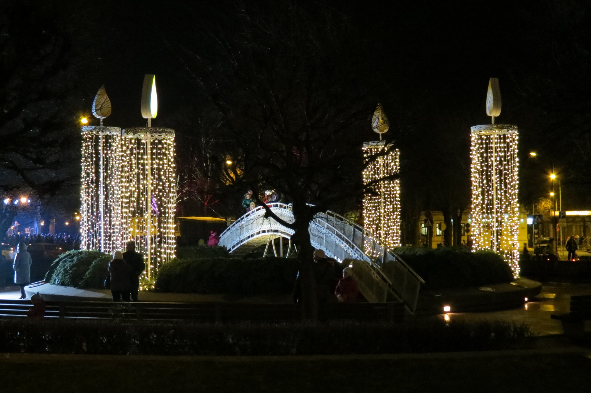 Pirmā svece Adventa vainagā – tuvojošos Ziemassvētku vēstnese