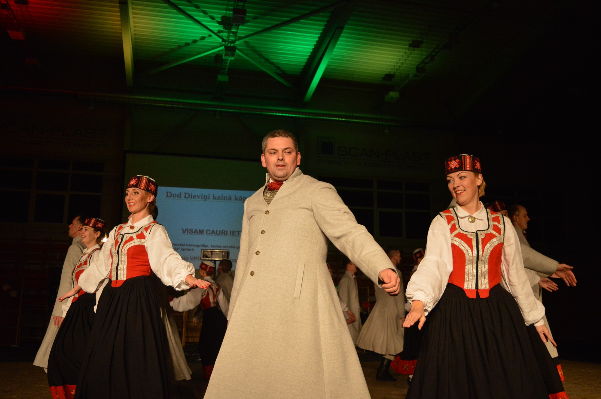 Iegriež čadīgu deju soli