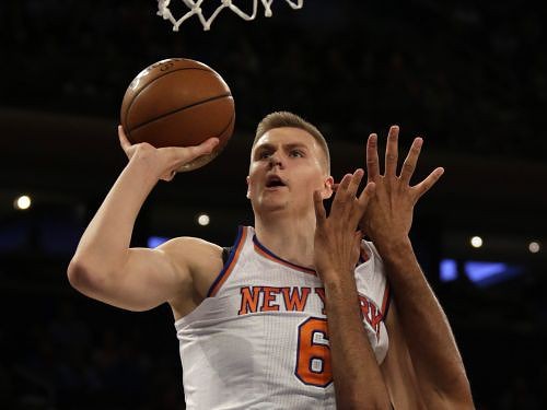 Porziņģa 10 punkti palīdz “Knicks” gūt ceturto uzvaru pēc kārtas