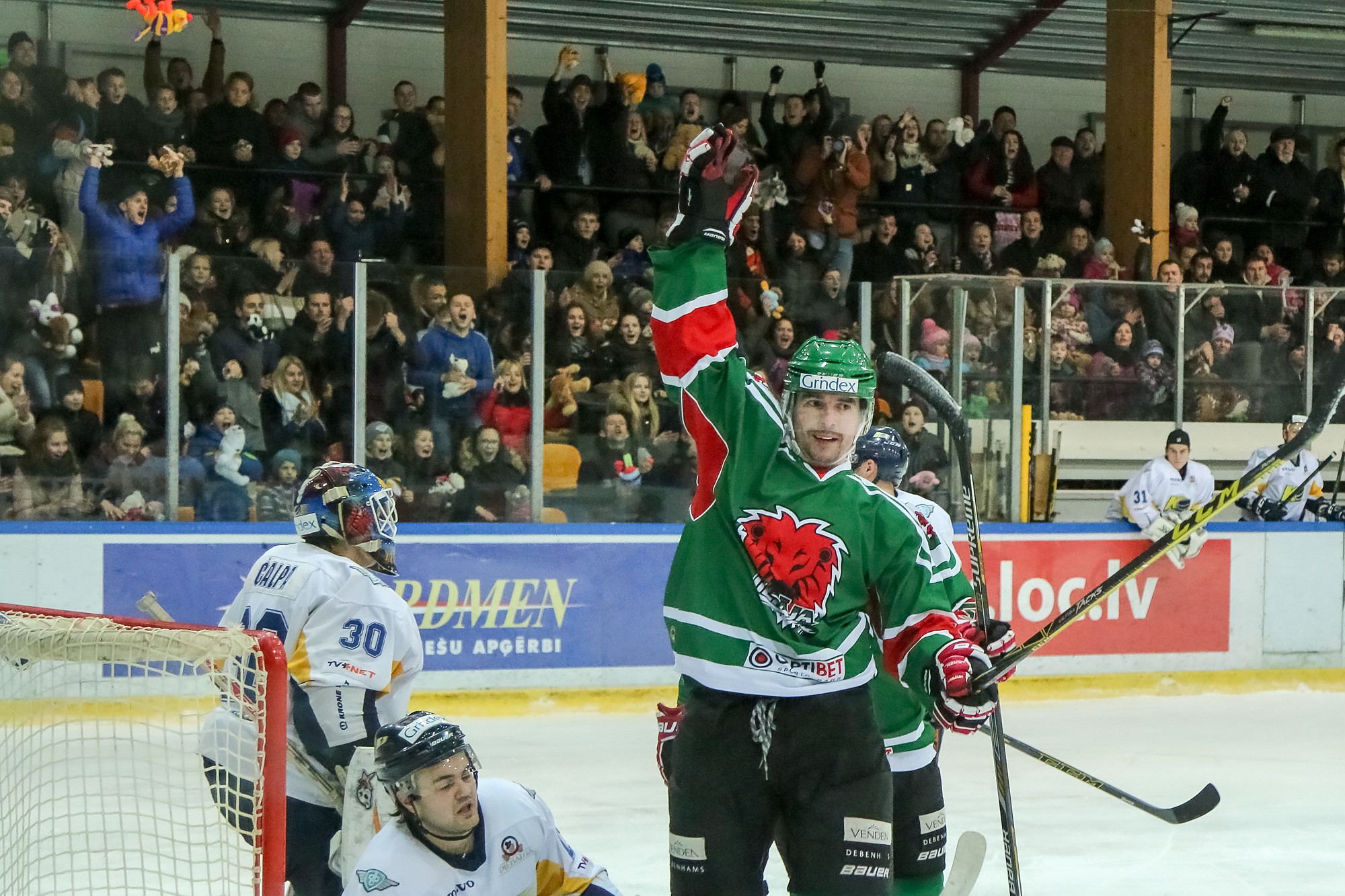 Laukumā lido 2505 lāči; “Liepāja” uzvar 10.bullīšu sērijā
