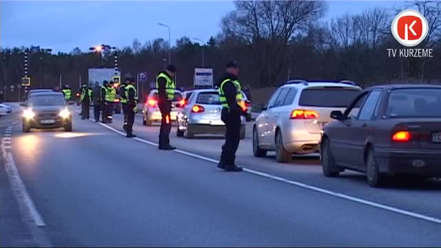 Svētkos autovadītāja ieskrien kokā, notiek kautiņi, deg dzīvokļi