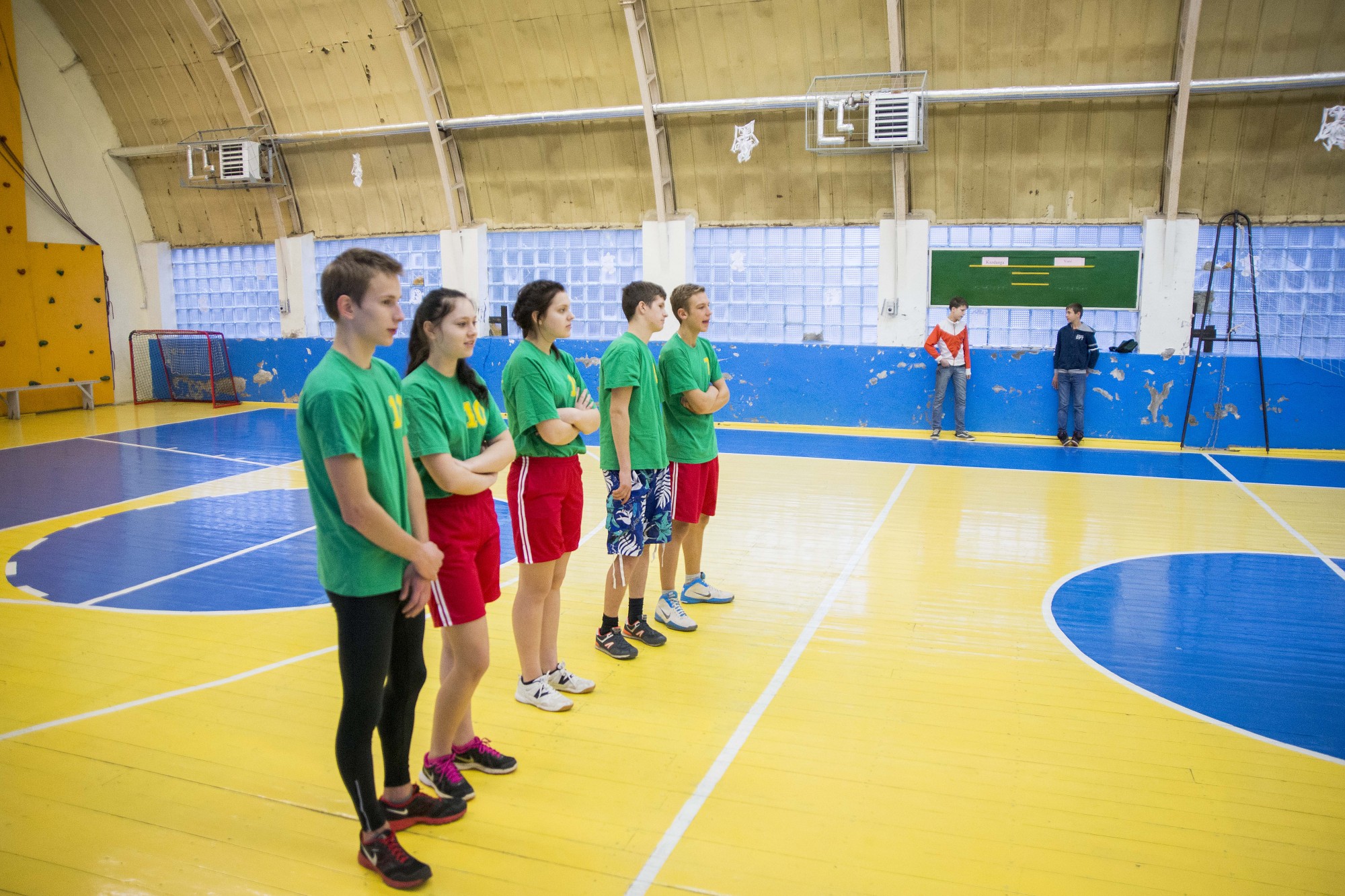 Kazdangas skolēni spēlē basketbolu ar pašvaldības darbiniekiem
