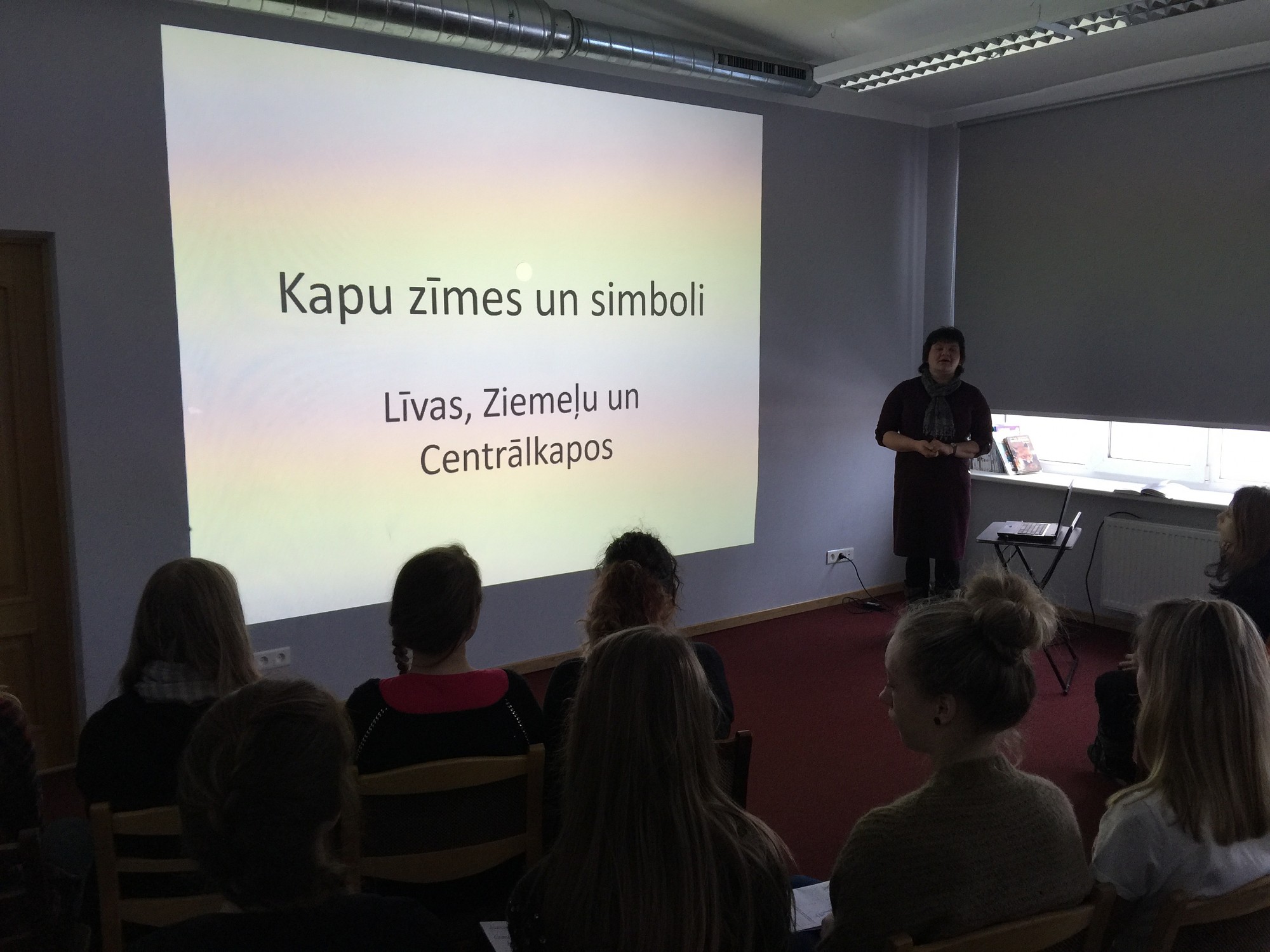 Meistarklasē stāsta par kapu zīmēm Lejaskurzemē