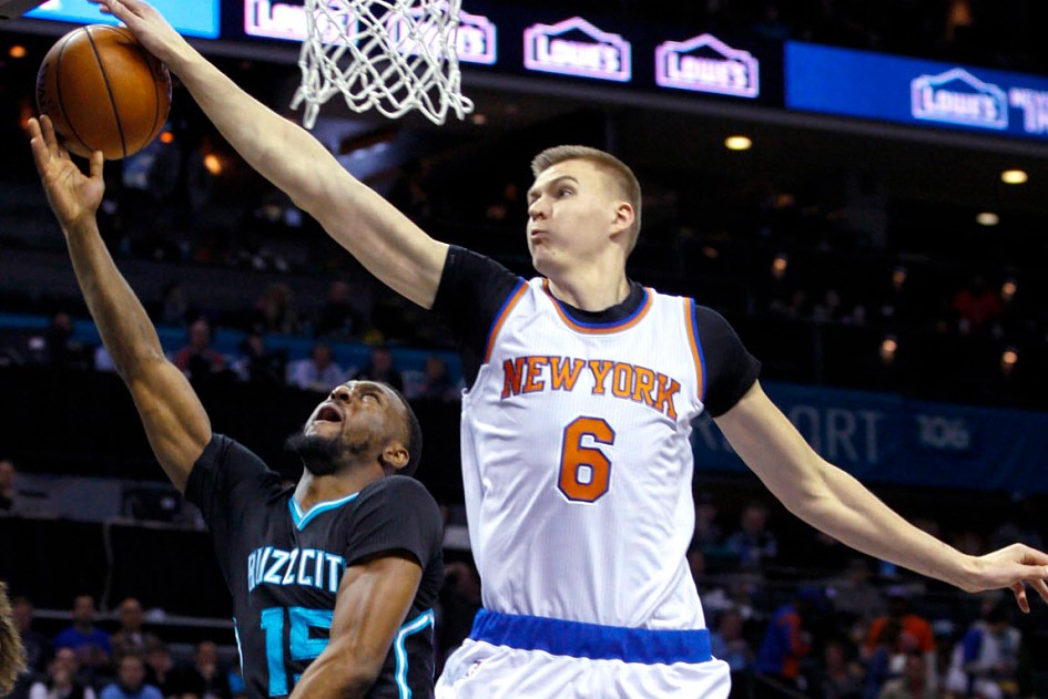 Porziņģa 13 punkti neglābj ”Knicks” no zaudējuma ”Hornets” basketbolistiem