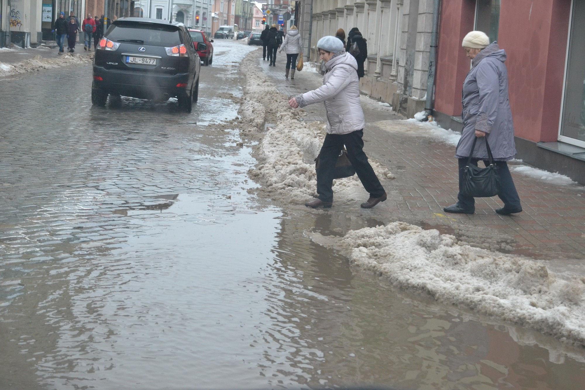 Draudi virs galvas un zem kājām