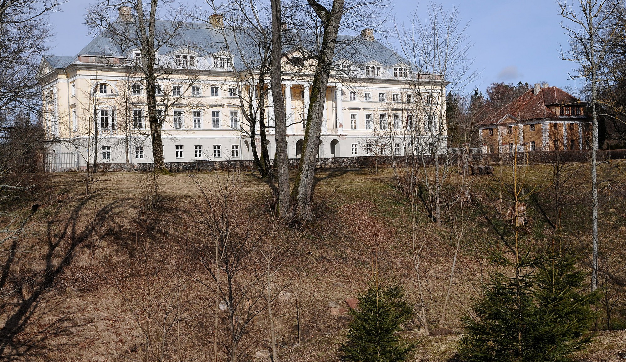 No aizsargājamo kultūras pieminekļu saraksta izslēdz Kazdangas muižas “Kalpu māju”