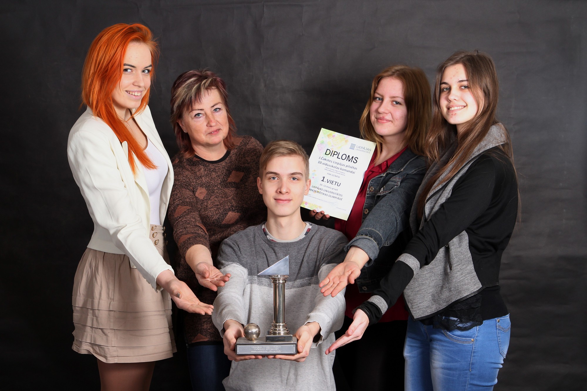 Ceļojošā balva nonāk 10.vidusskolas rokās