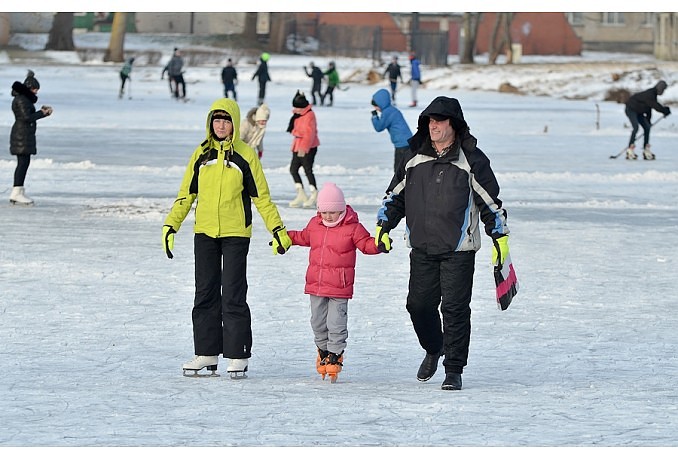 Papildināts – Rīt sāks darboties publiskā slidotava