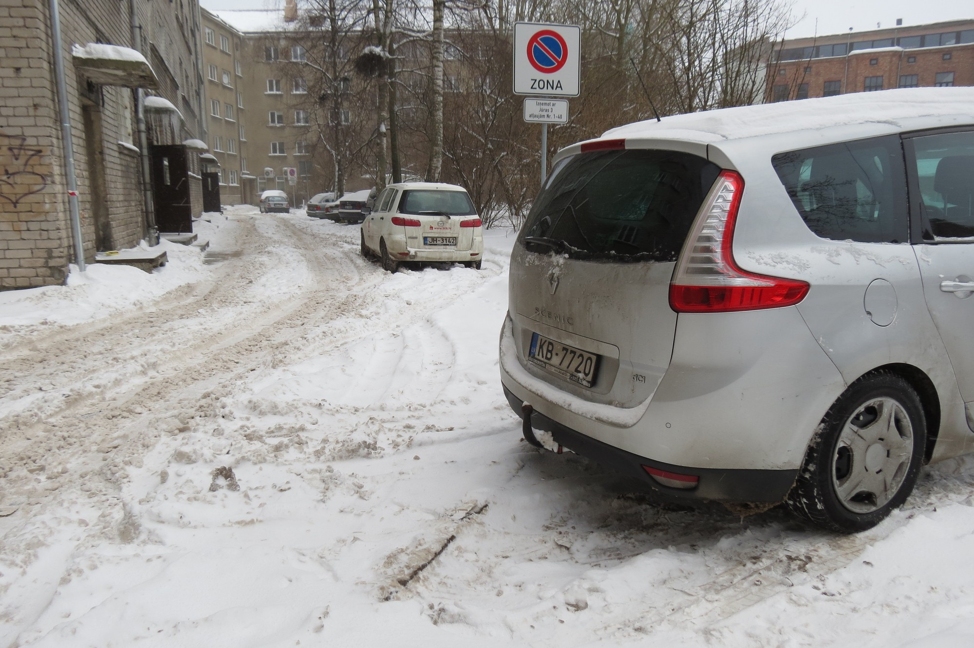 Iekšpagalmus no sniega attīra pēc iedzīvotāju iniciatīvas
