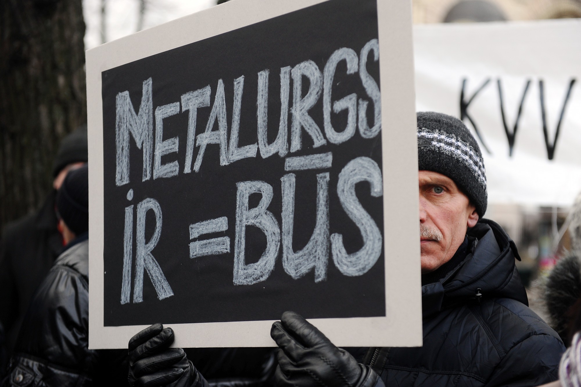 Papildināts – Pie valdības ēkas protestē apmēram 100 “KVV Liepājas metalurgs” darbinieku