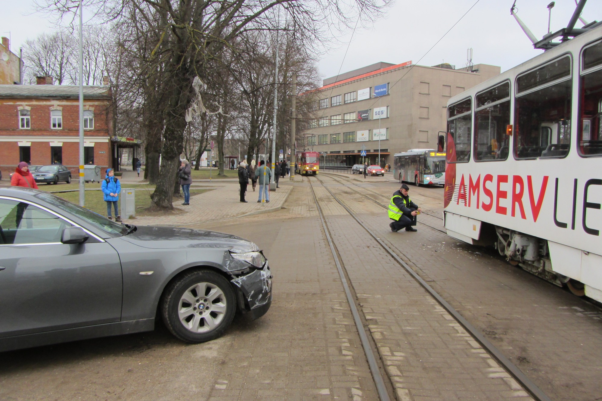 ”BMW” ”spēkojas” ar tramvaju
