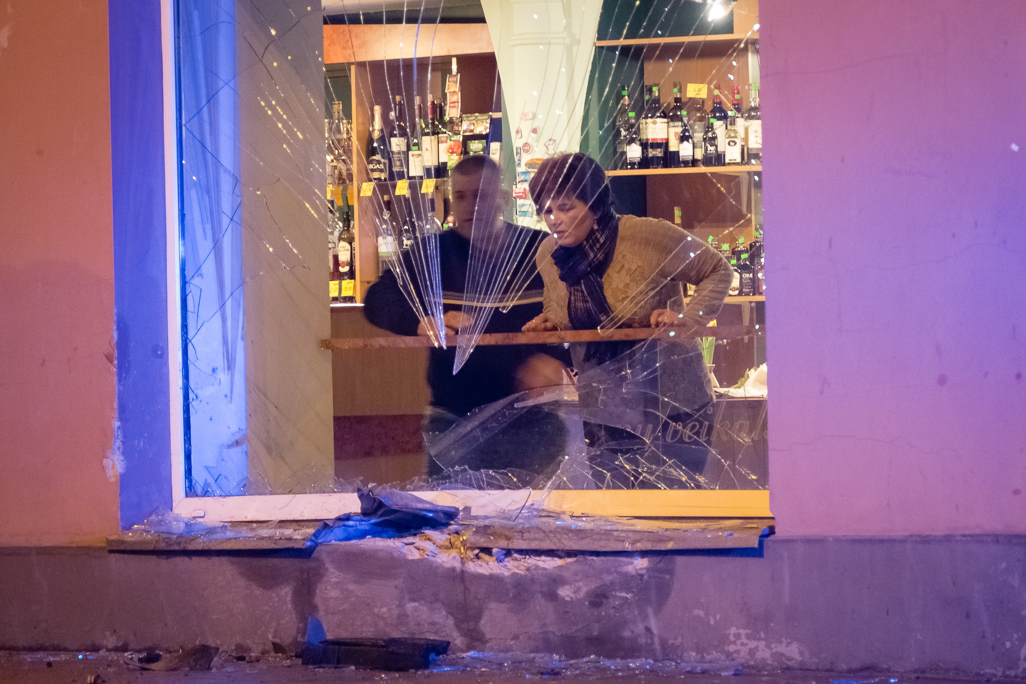 Papildināts – Iebrauc kafejnīcas logā
