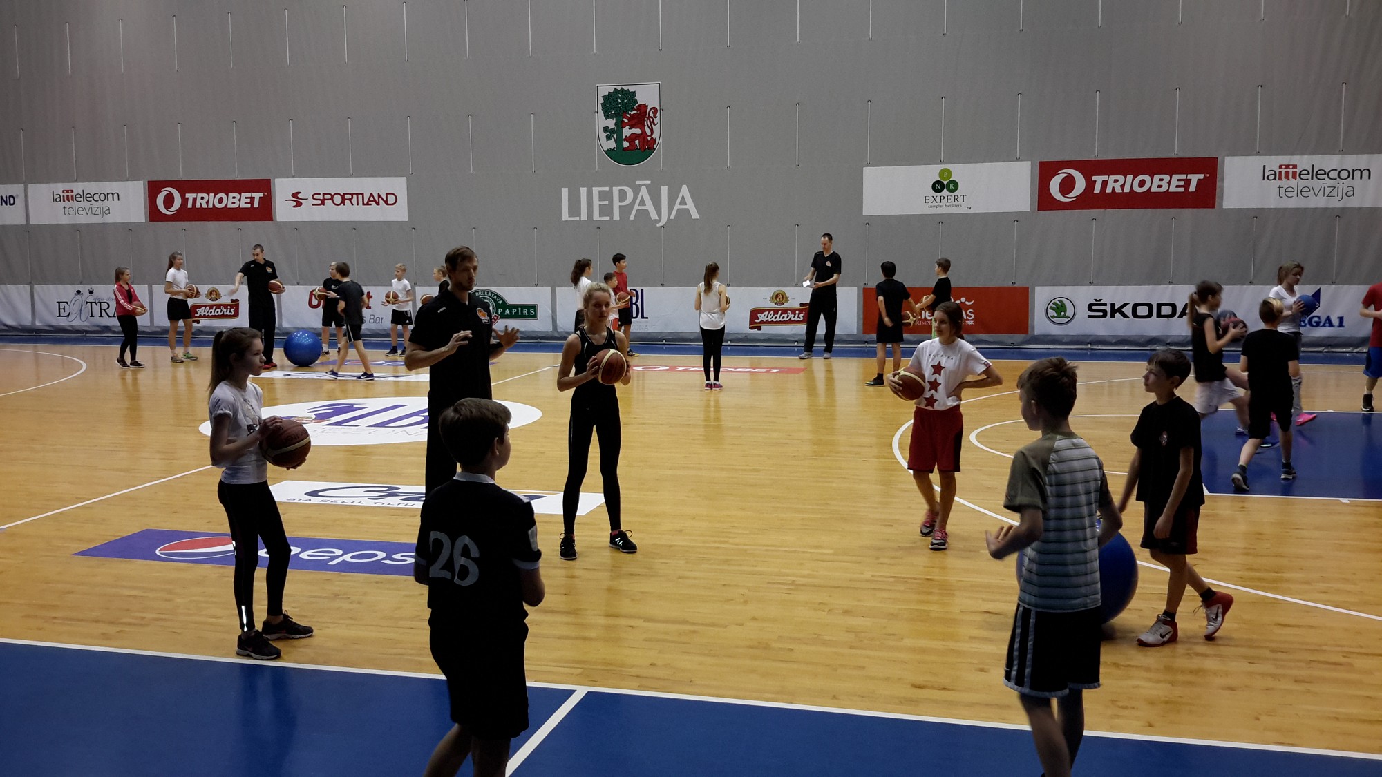 Skolēni ar interesi dodas pie sportistiem