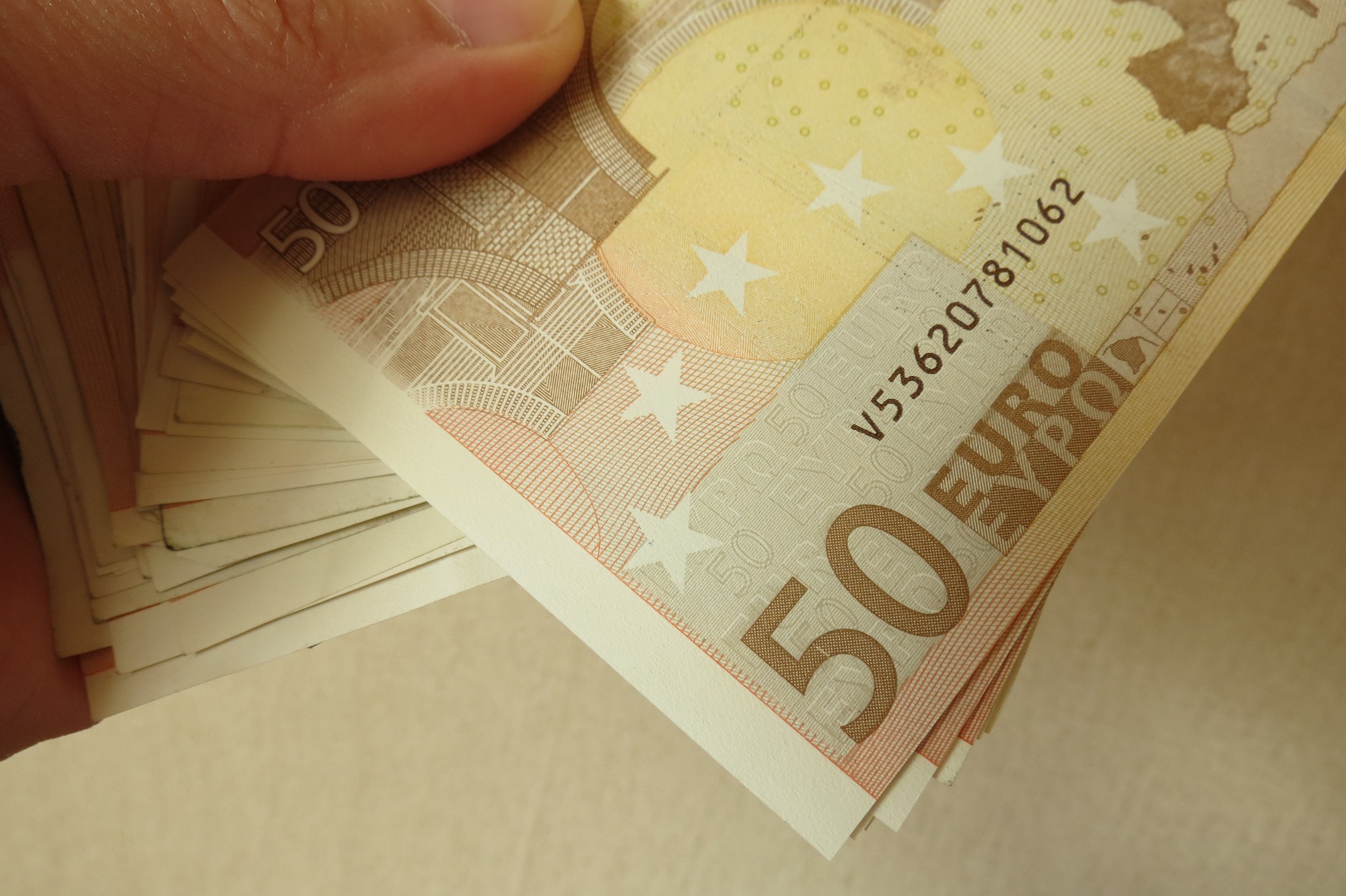 Mēģina piekukuļot policistu