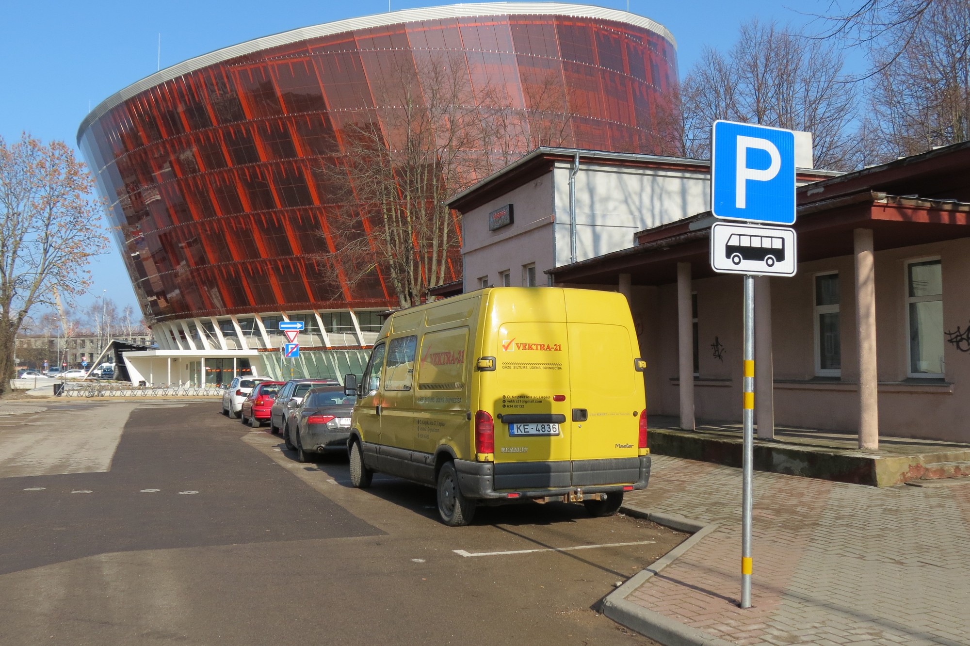 Vieglos auto novieto autobusiem paredzētajā vietā