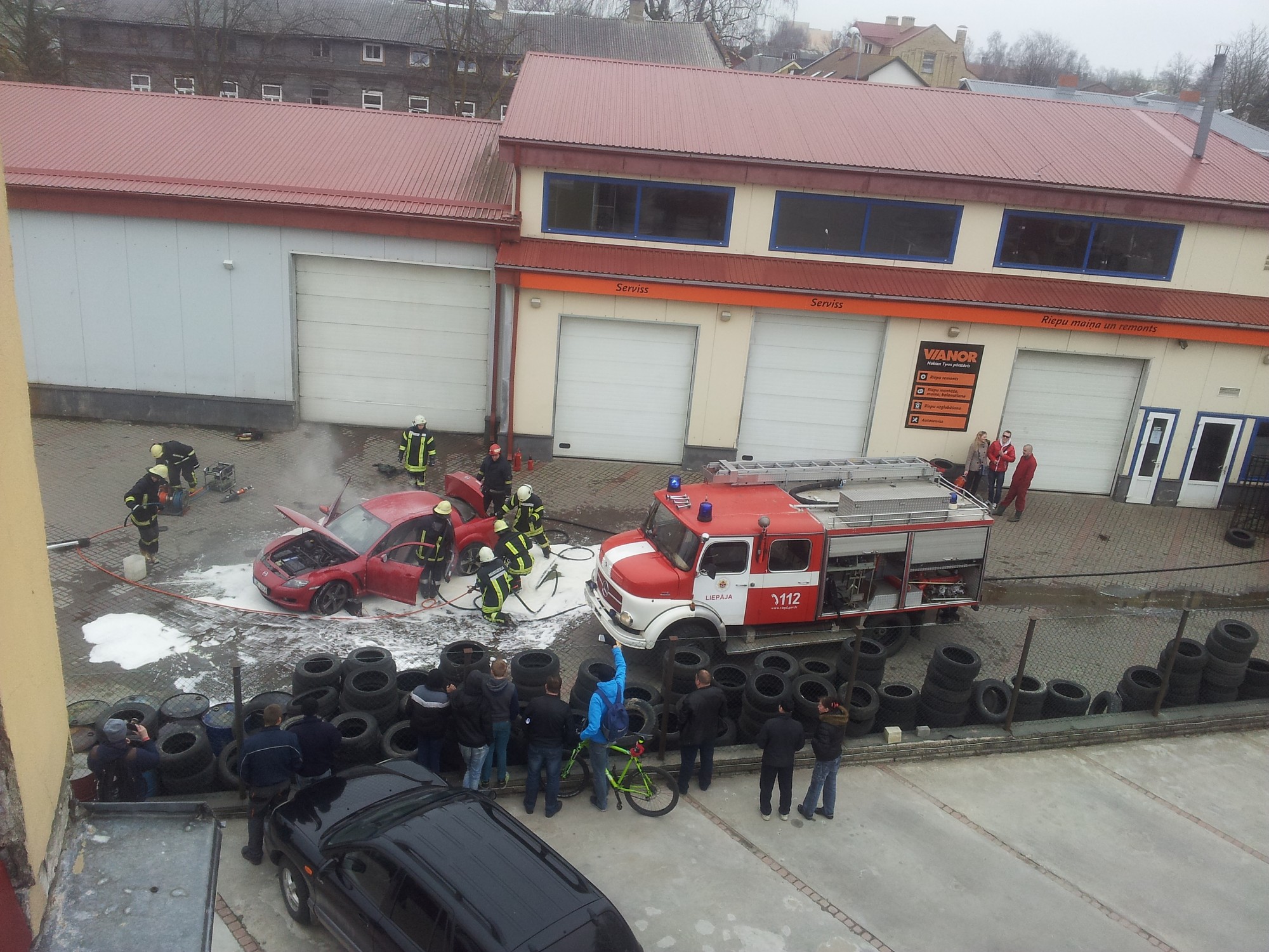 Degvielas noplūdes dēļ aizdegas auto