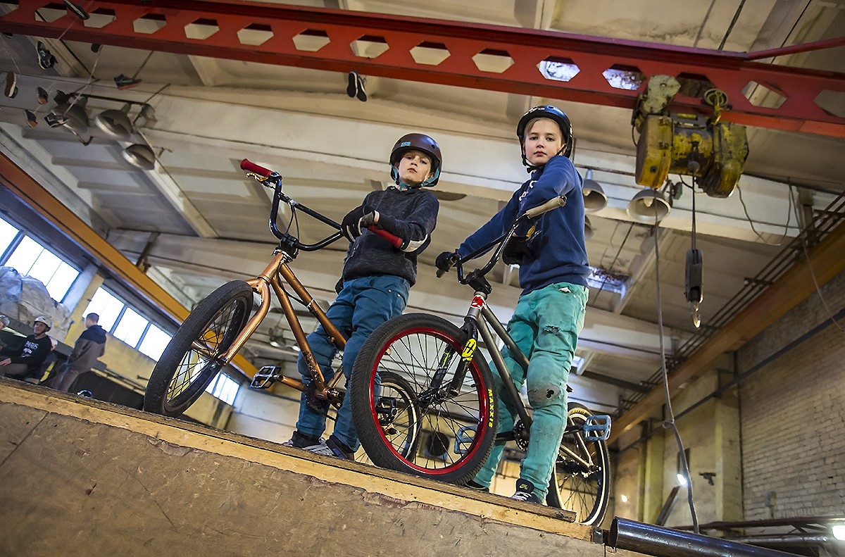 Aug daudzsološa BMX frīstaila paaudze