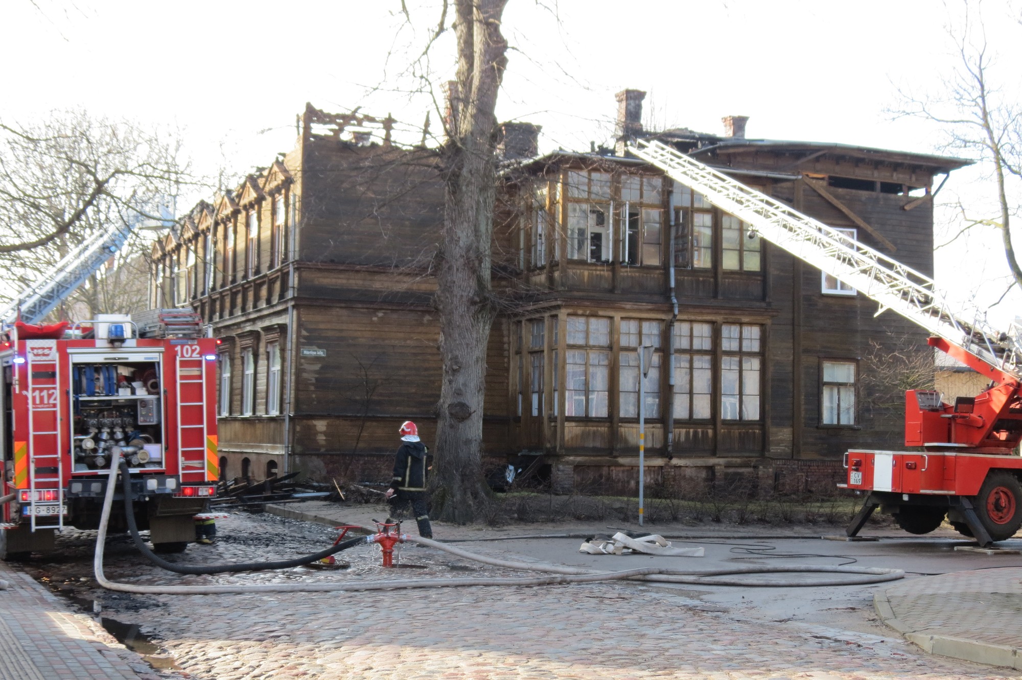 Ugunsnelaimes skartie saņem pabalstus un izvēlas pieņemamākos no pašvaldības brīvajiem dzīvokļiem