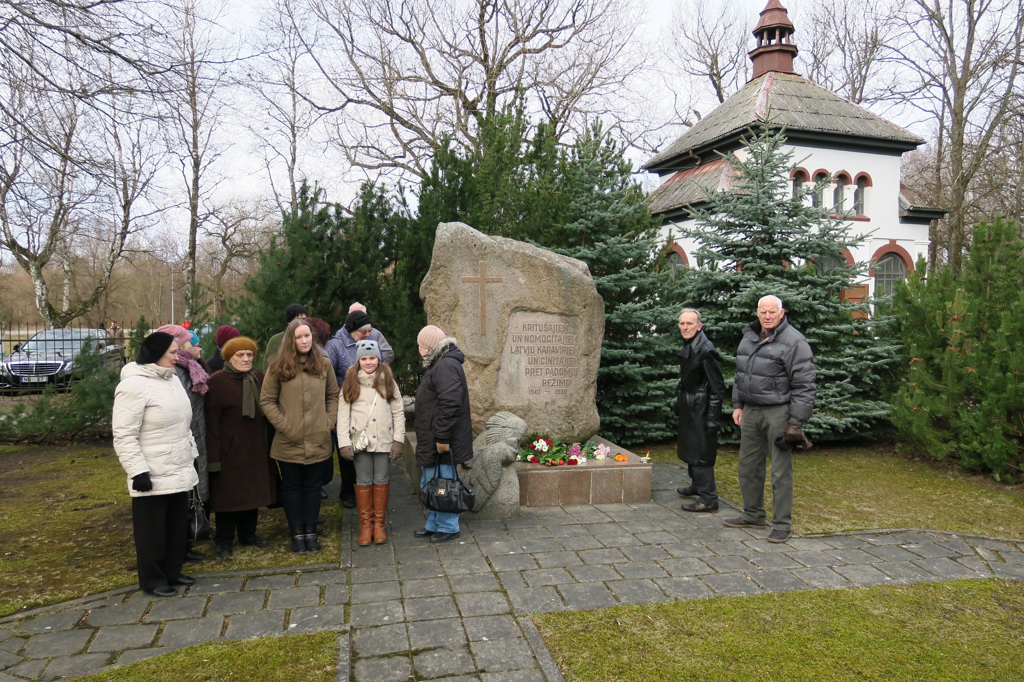 Ar ziediem godina leģionāru piemiņu