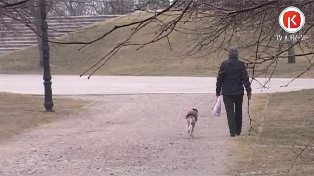 Suņu saimnieki grēko – nevāc mēslus aiz saviem mīluļiem