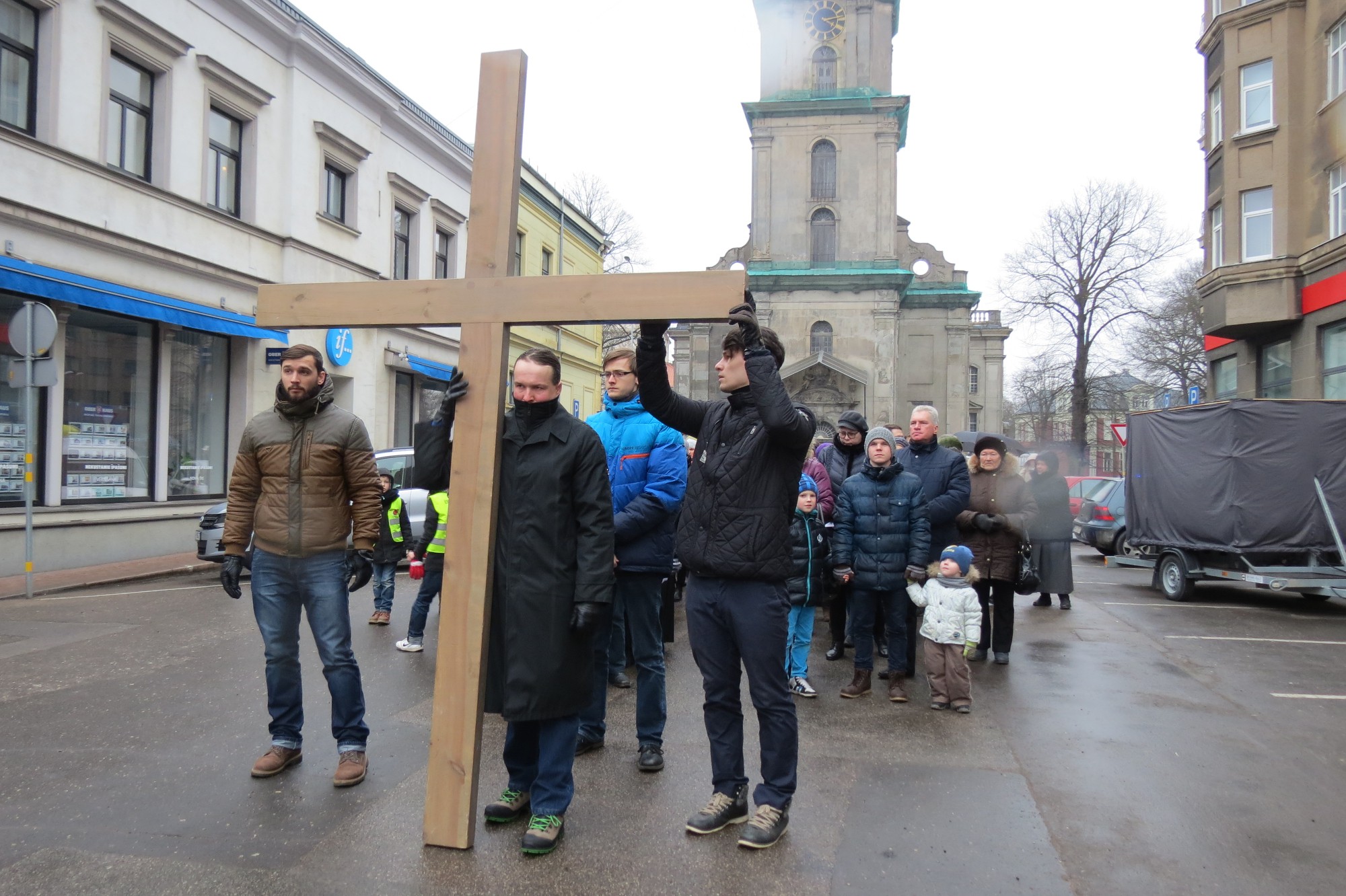 Lietum līstot, vienojas Krusta ceļa gājienā