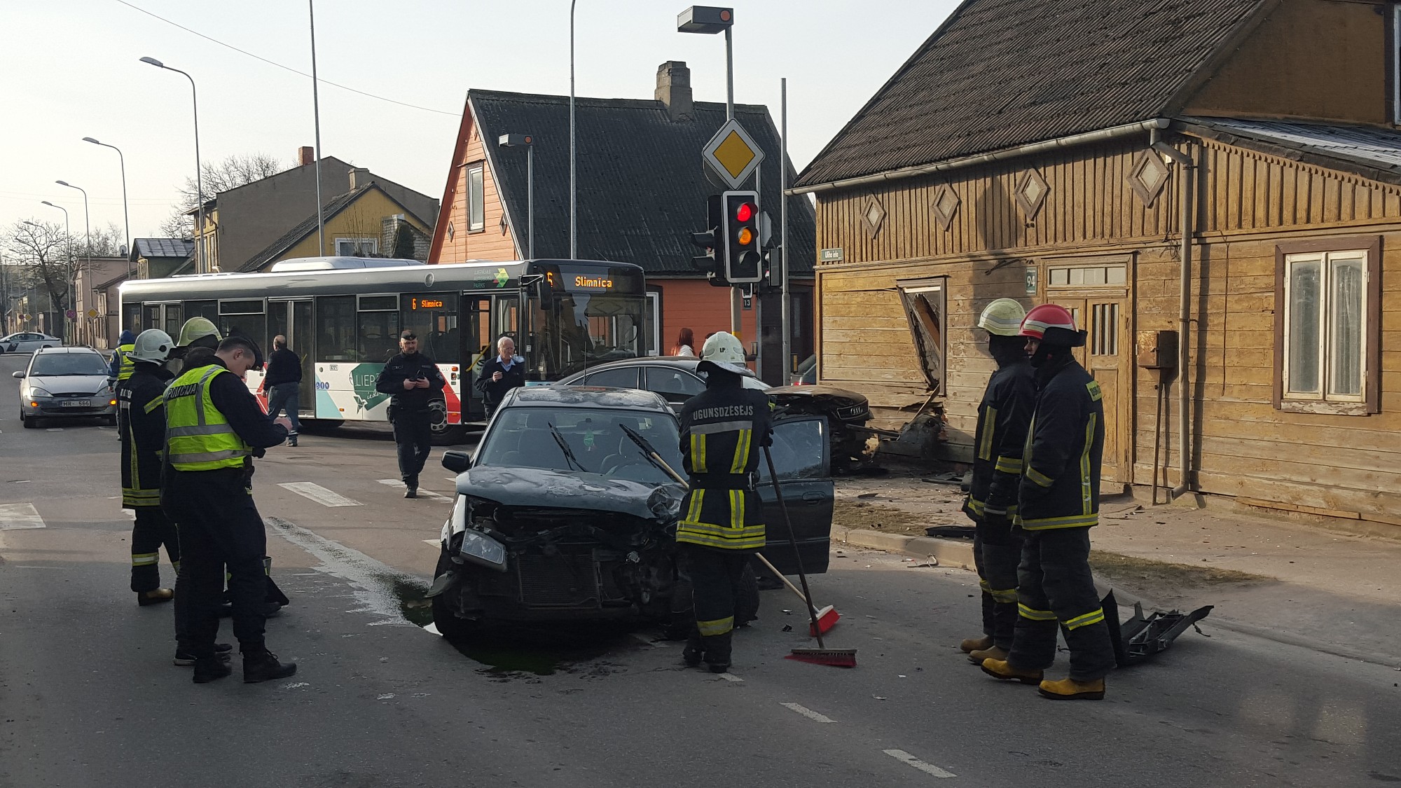 Papildināts (12:31) – Uliha un Robežu ielas krustojumā apdzen pie sarkanā, cieš avārijas izraisītāja