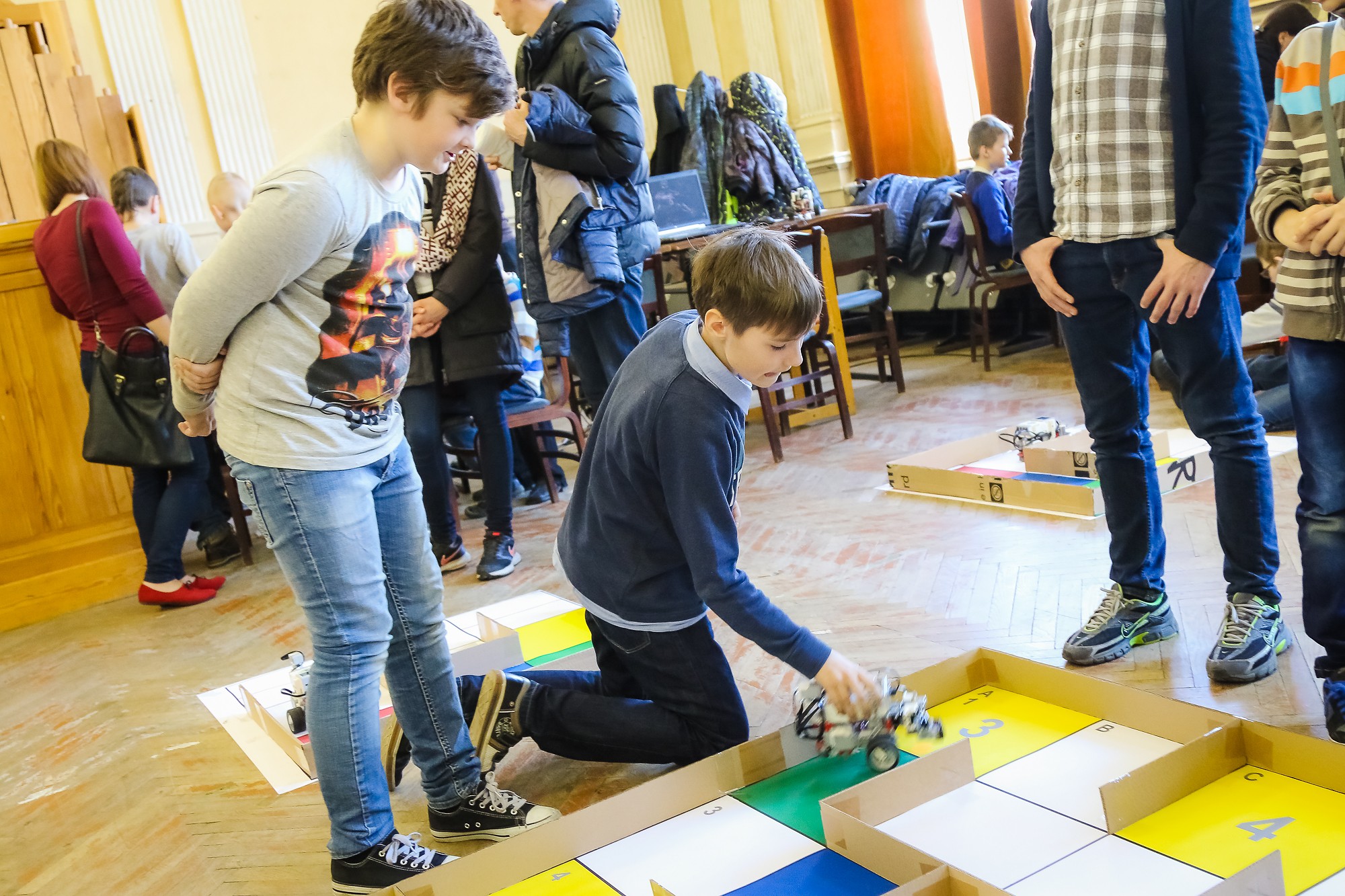 Sacenšas robotu programmēšanas konkursā