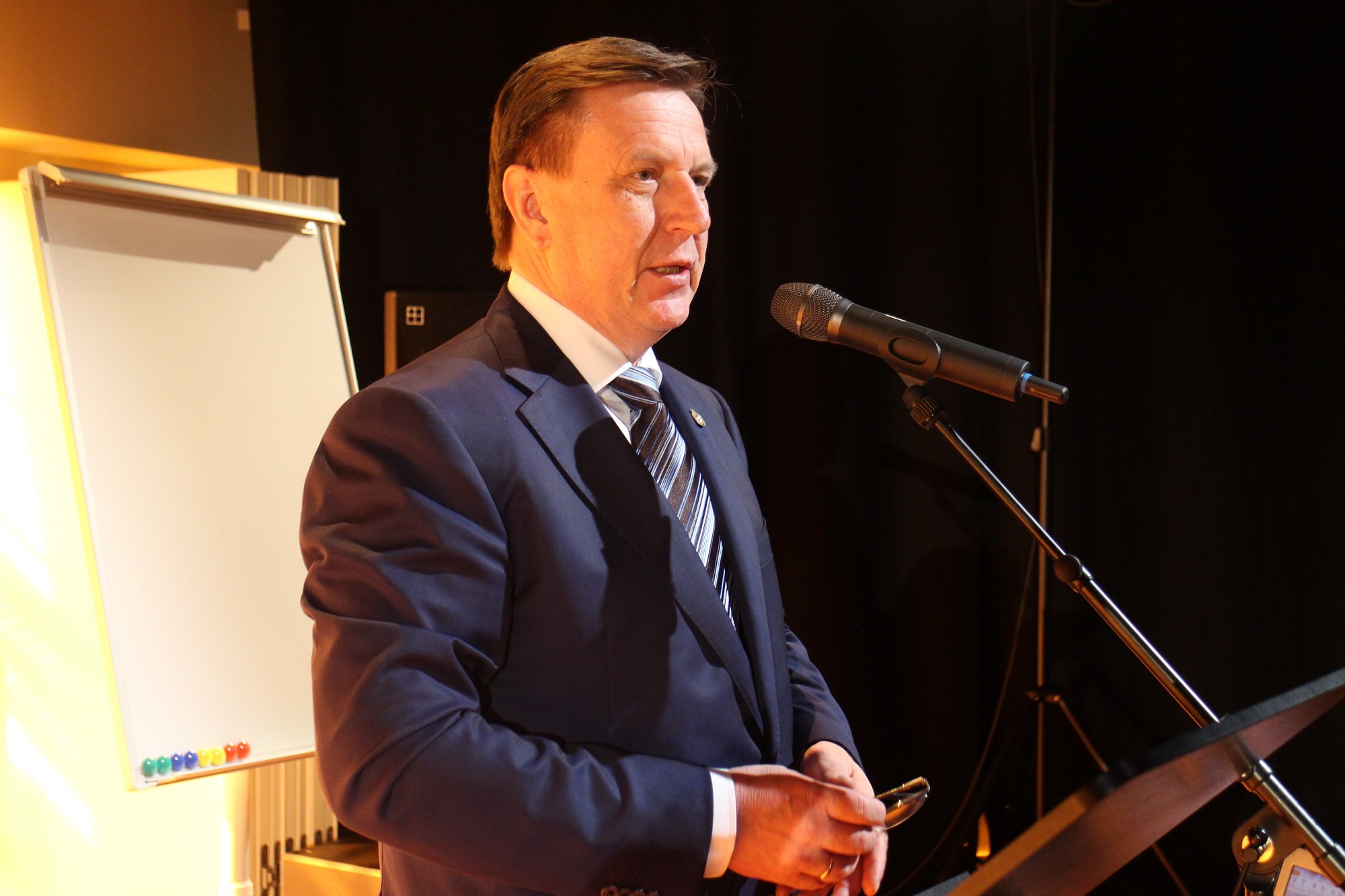 Liepājas partijas biedri brokasto ar premjeru