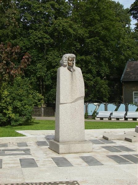 Vandāļi uzbrukuši M.Ķempes piemineklim