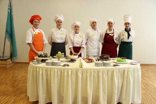 Tehnikuma audzēkne izcep gardāko torti