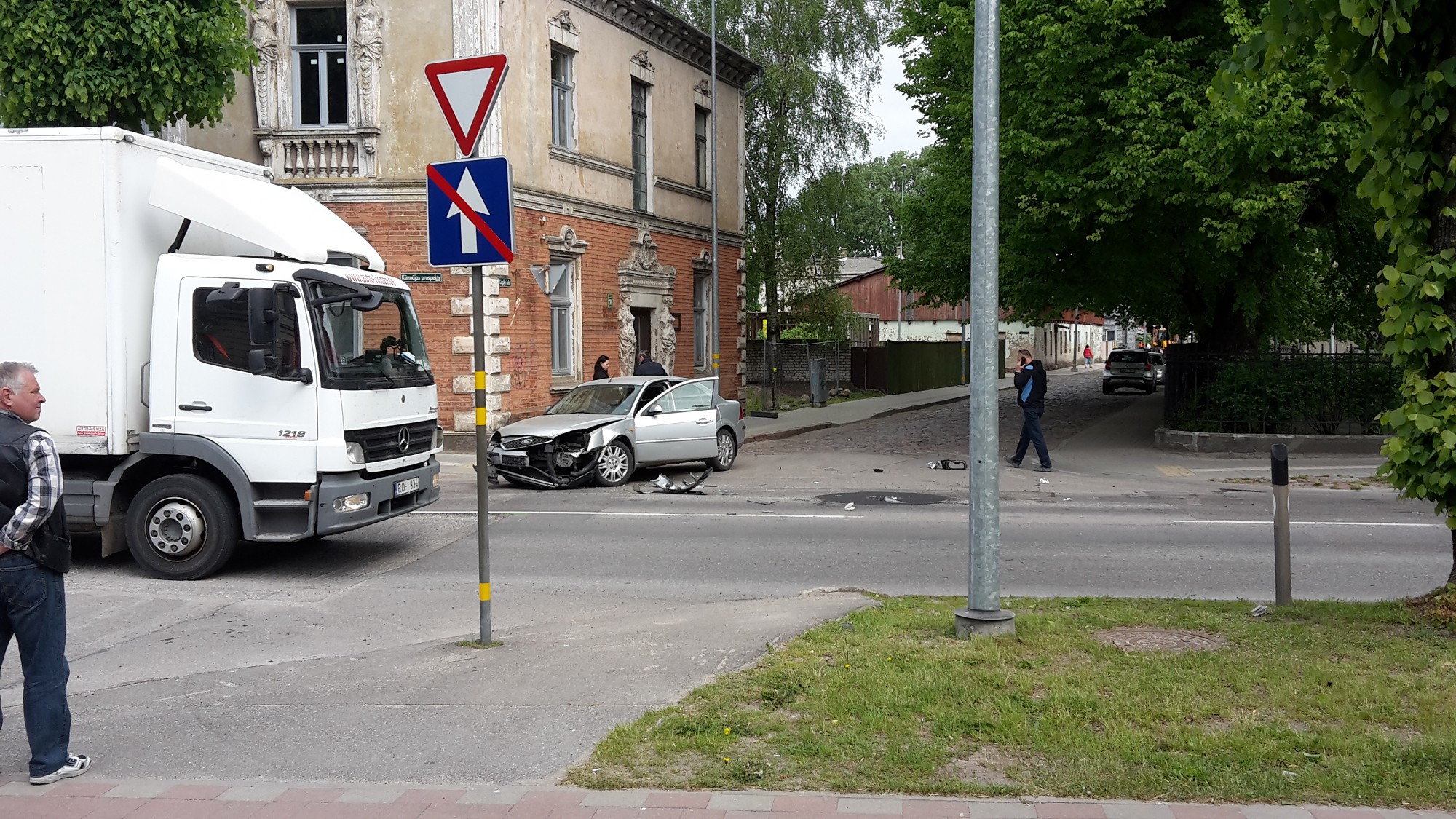 ”Ford Mondeo” nedod ceļu ”Mercedes Benz”