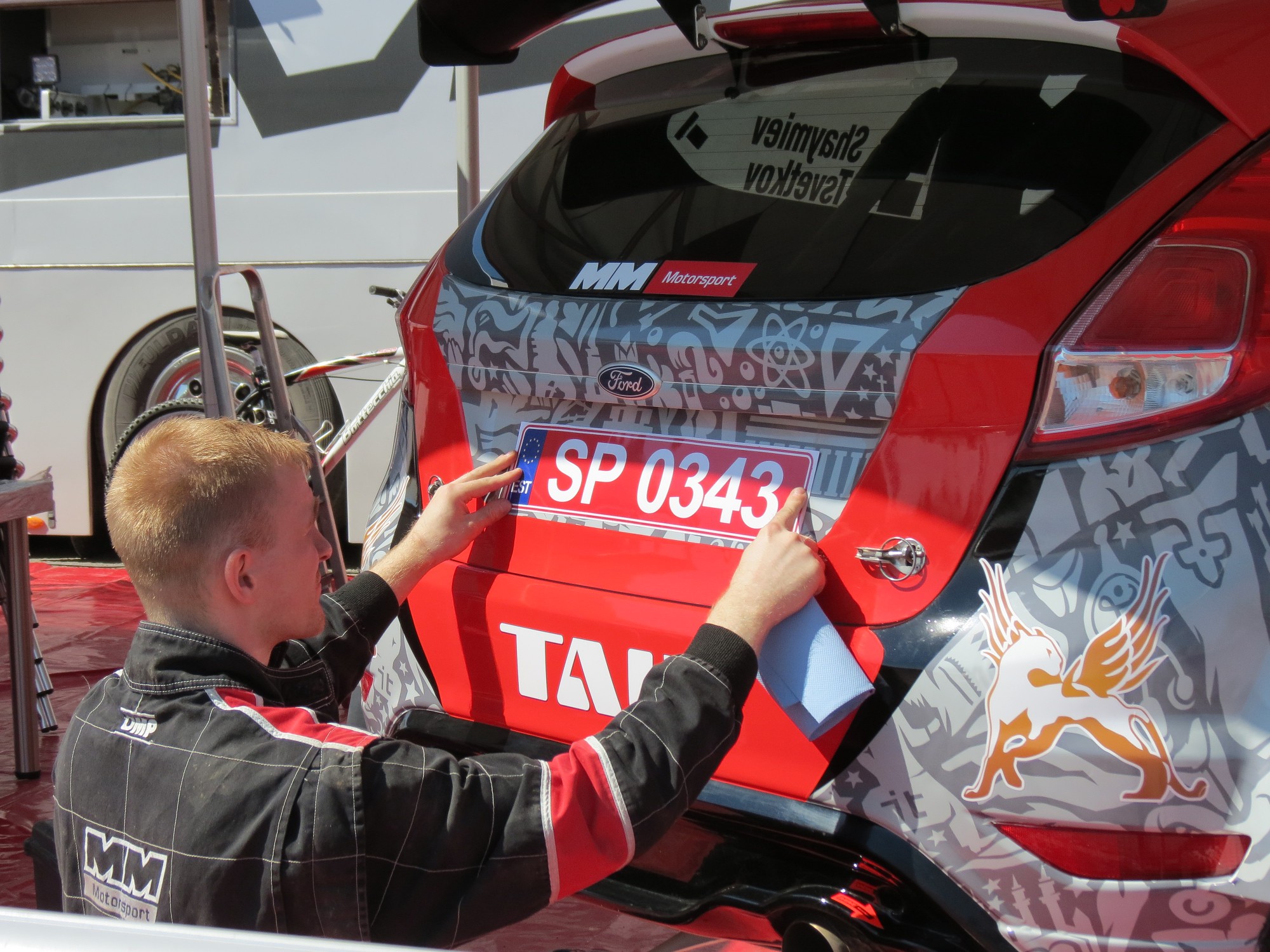 Servisa parkā rosība, autosportisti gatavojas sacīkstēm