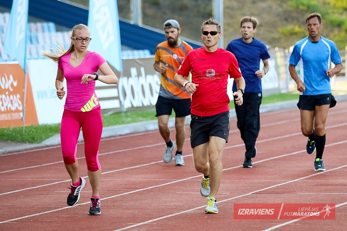 Ar intervālu treniņu stadionā turpinās gatavoties “Liepājas pusmaratonam”