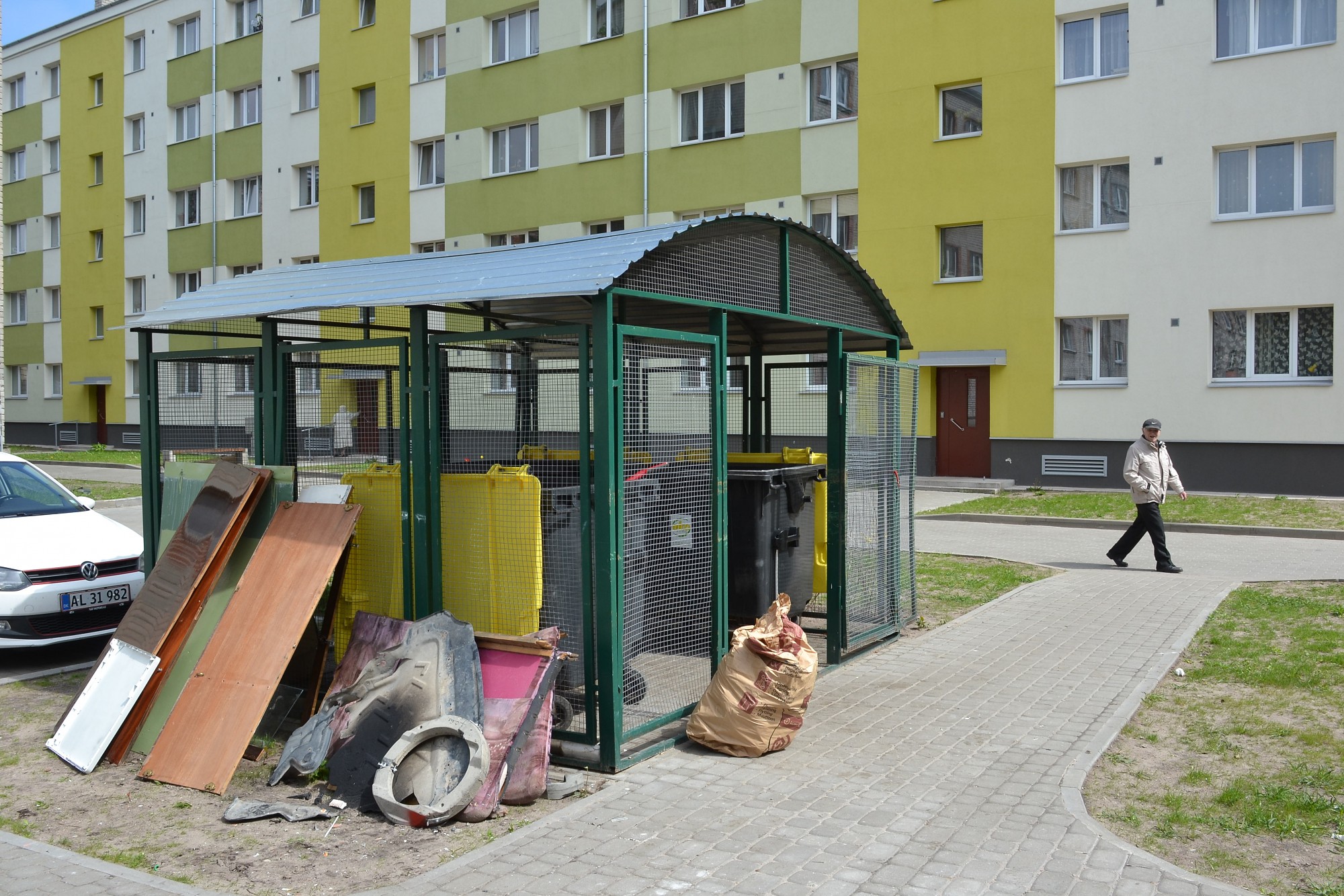 Riņķadancis ap izmestu skapi