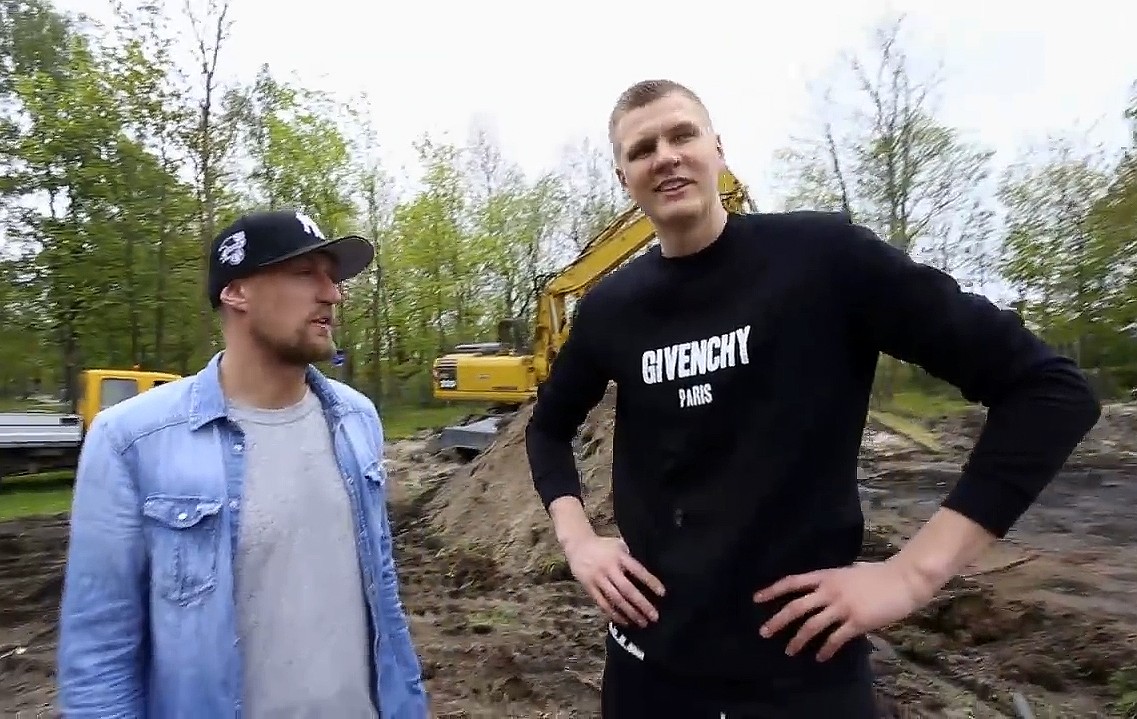 Sāk būvēt Kristapa Porziņģa dāvināto basketbola laukumu