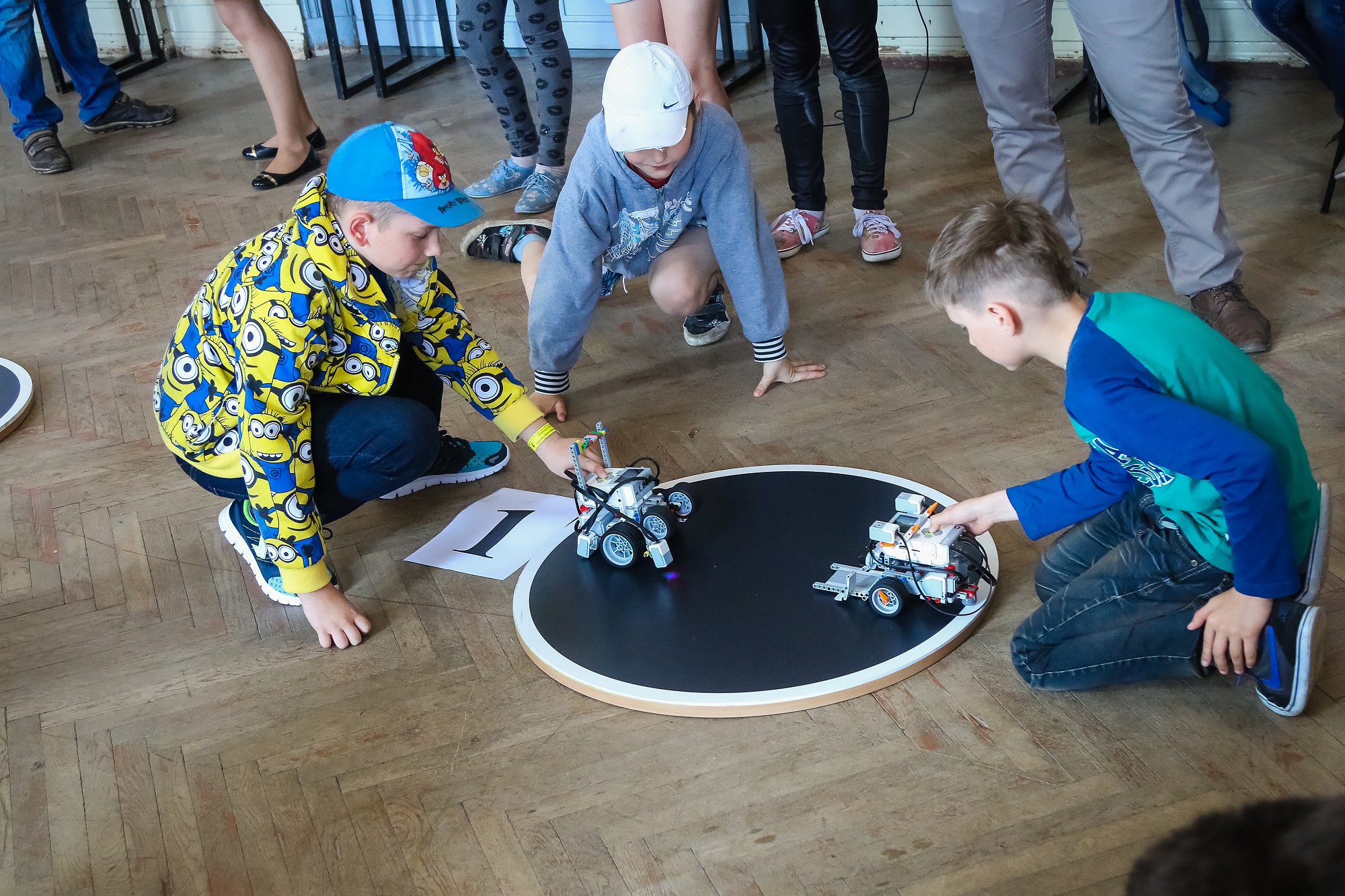 Sezonas noslēgumā robotu līnijsekotāju ātrumsacīkstes un sumo cīņas turnīrs