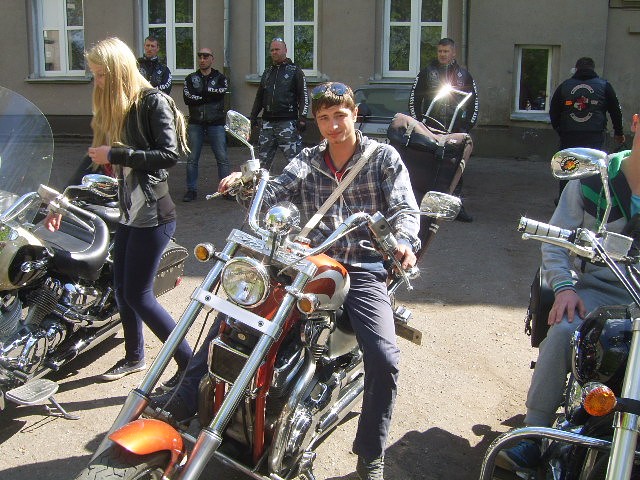 Pēdējo zvanu svin uz motocikliem