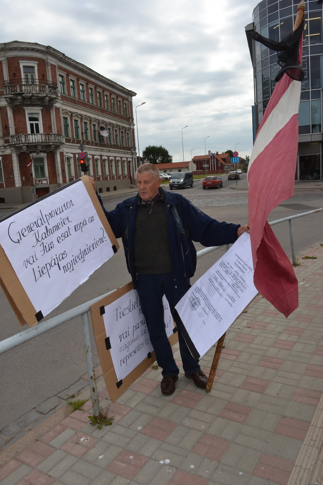 Protestē pret tiesu sistēmu