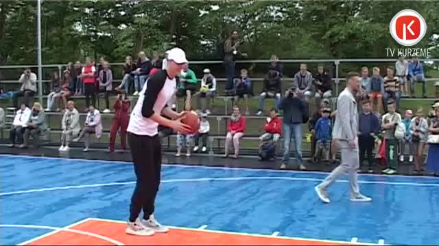 Atklāj Porziņģa dāvināto basketbola laukumu