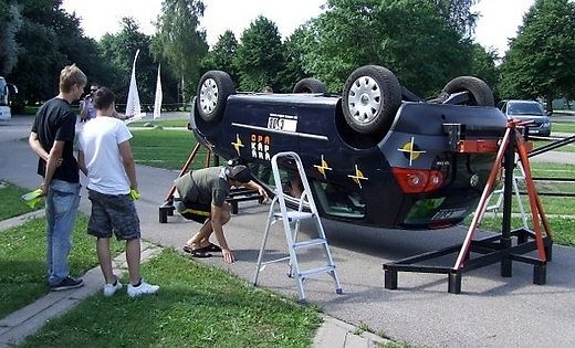 Aicina izmēģināt auto apgāšanās simulatoru