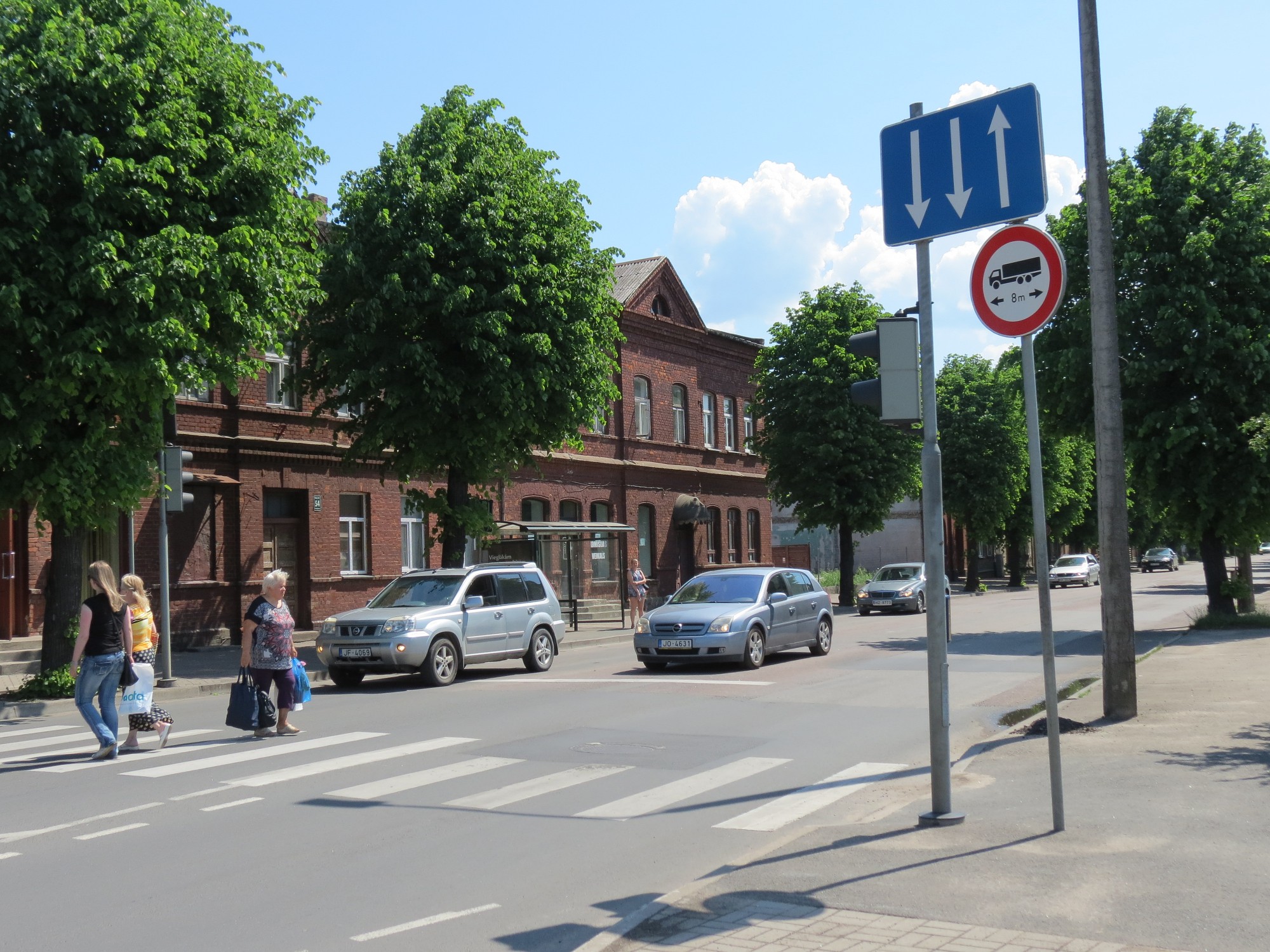 Kravas auto vadītājus mulsinošās zīmes plāno demontēt