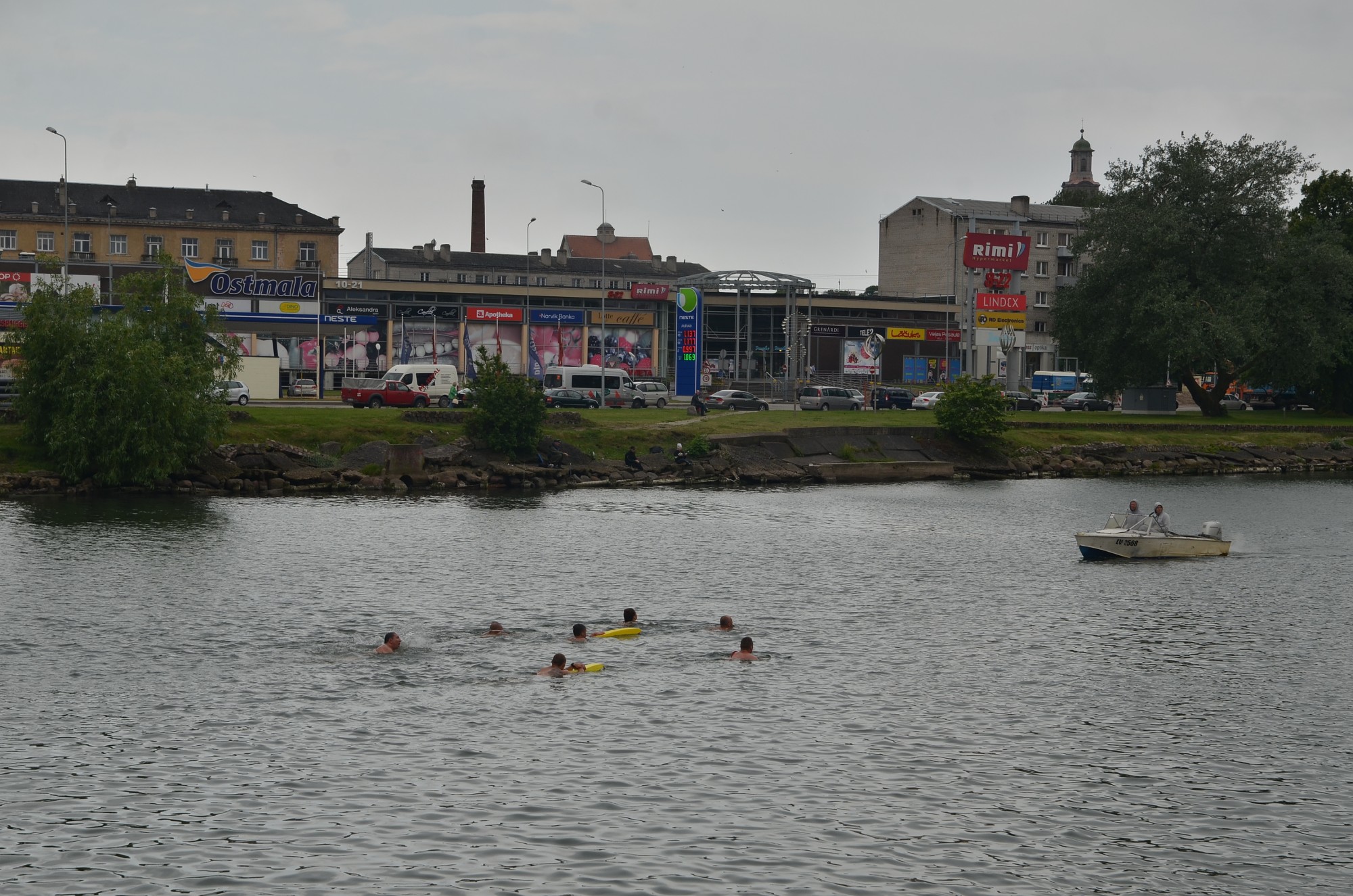 Glābēji spējas pierāda nepilnu 12 grādu siltā ūdenī