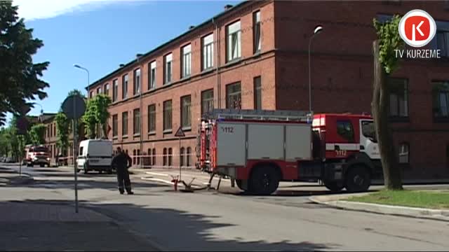 Zibens iesper ar zibens novedēju neaprīkotā skolā