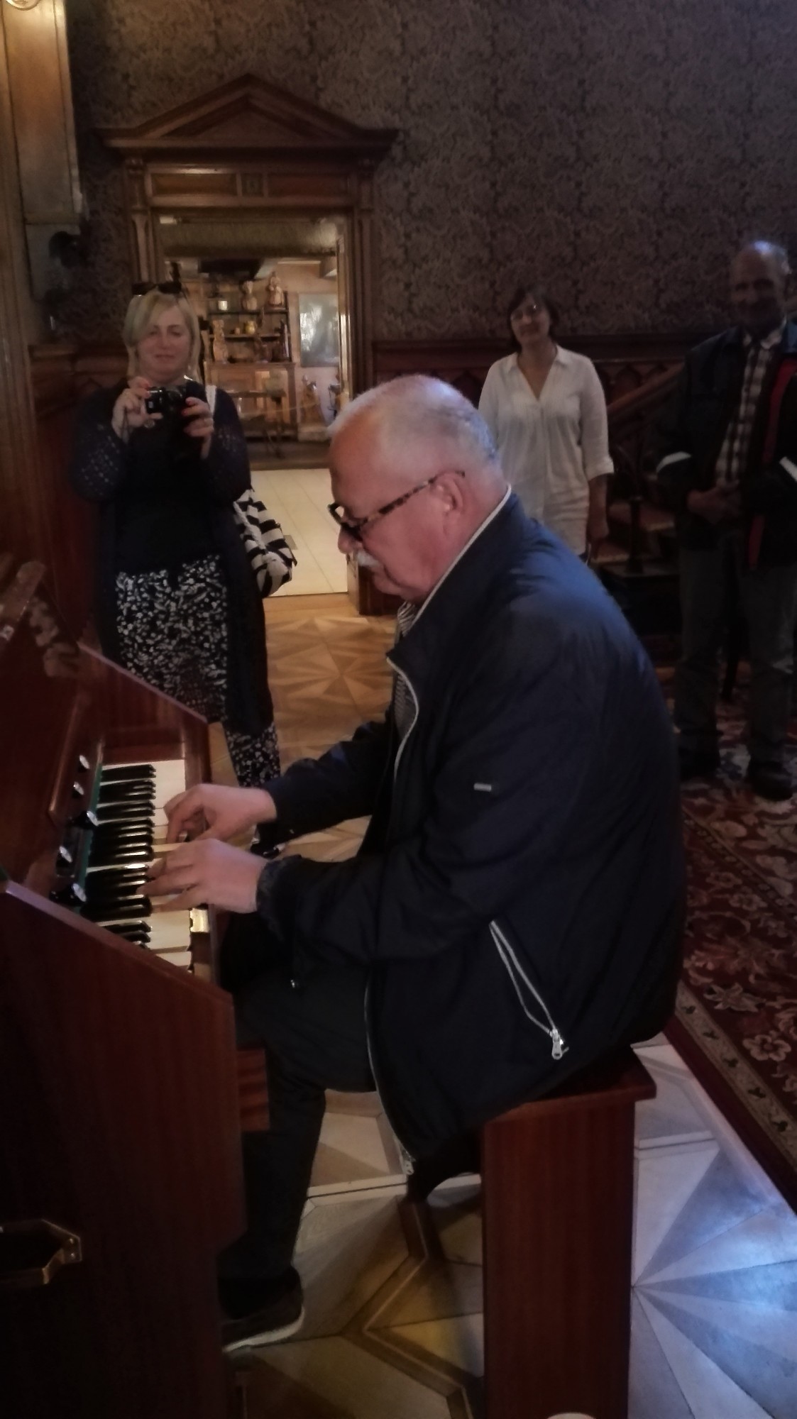 Liepājas muzejs saņem dāvinājumā Liepājā būvētas harmonijas
